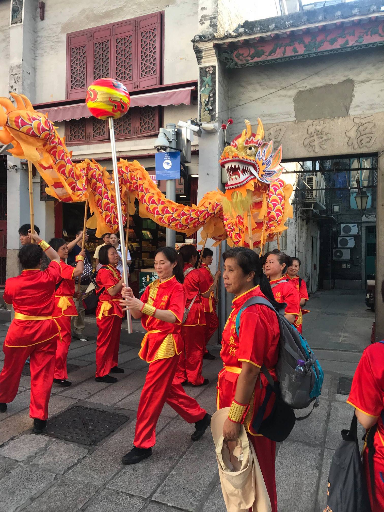 文化公所 - 傳說龍能行雲布雨、消災降福，象徵祥瑞，所以以舞龍的方式來祈求平安和豐收成為澳門的一種習俗。 #... | Facebook