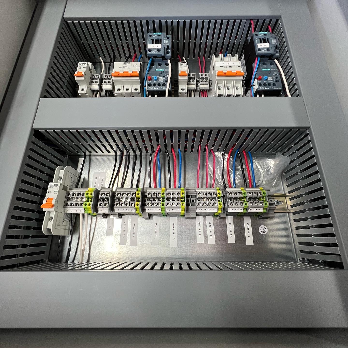 A peak inside the control panel... - Illuminated Extractors