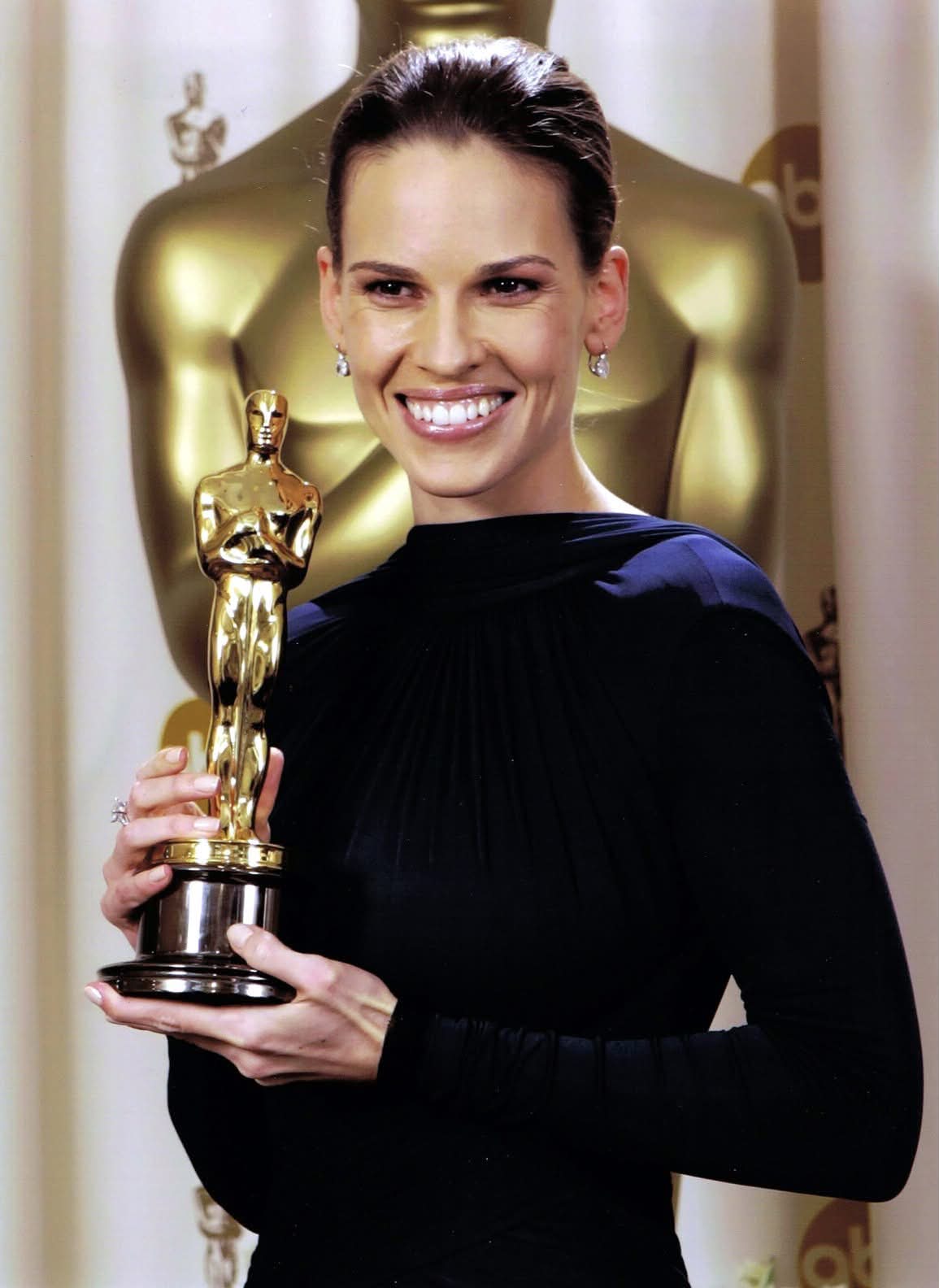 hilary swank blue oscar dress Today is the 52nd Birthday of two-time winner Swank. Hilary is a wonderful actress, but I haven't loved all of her performances. Her take on “Amelia,” was so horrible! But Navy blue Size:EU 40.5 / US 7.5 col_shade_blue stripe Discover 26 MAXI with