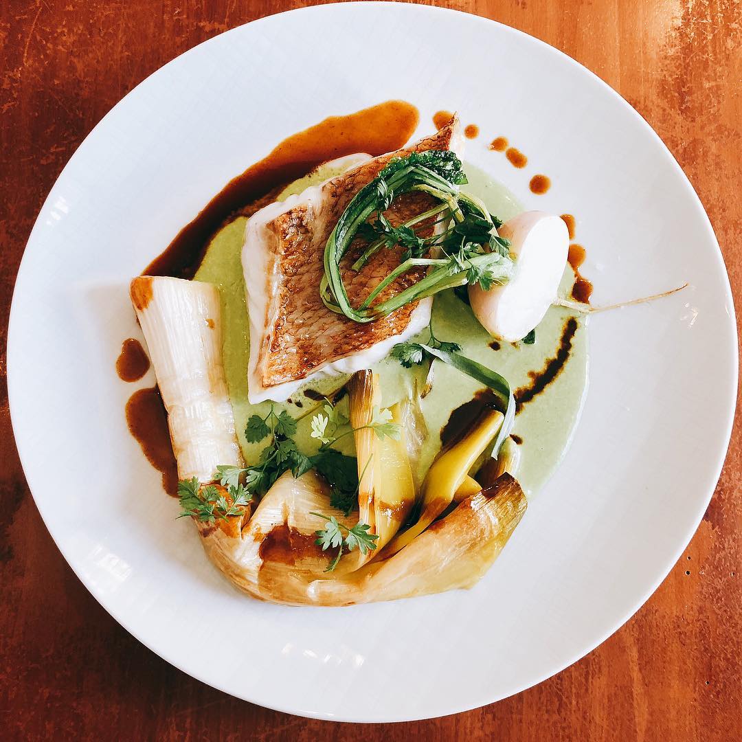 Café - Filet de rascasse, fenouil, poireaux, petit pois et jus de ...