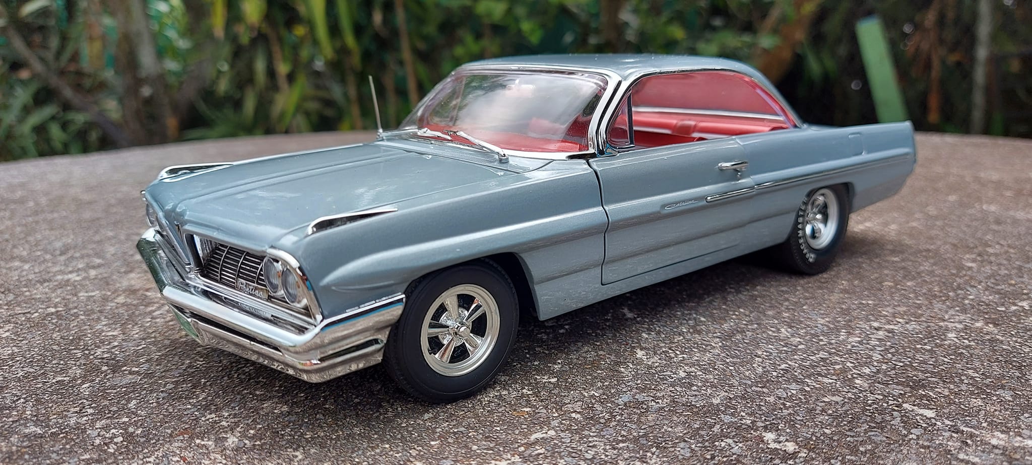 1961 Pontiac Catalina model car in 1/25 scale