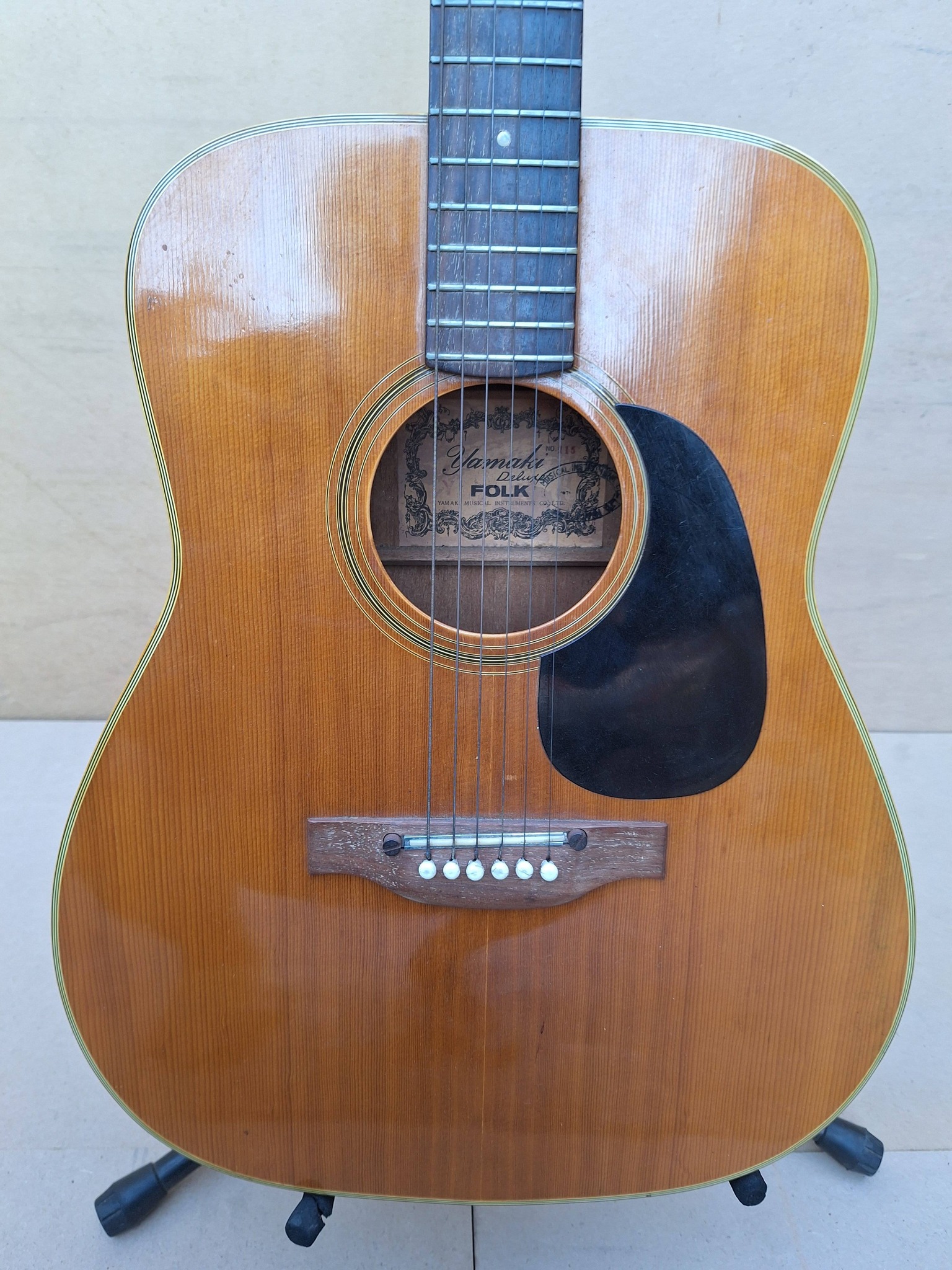 Is a circular shell on a Yamaki Deluxe Folk headstock common?