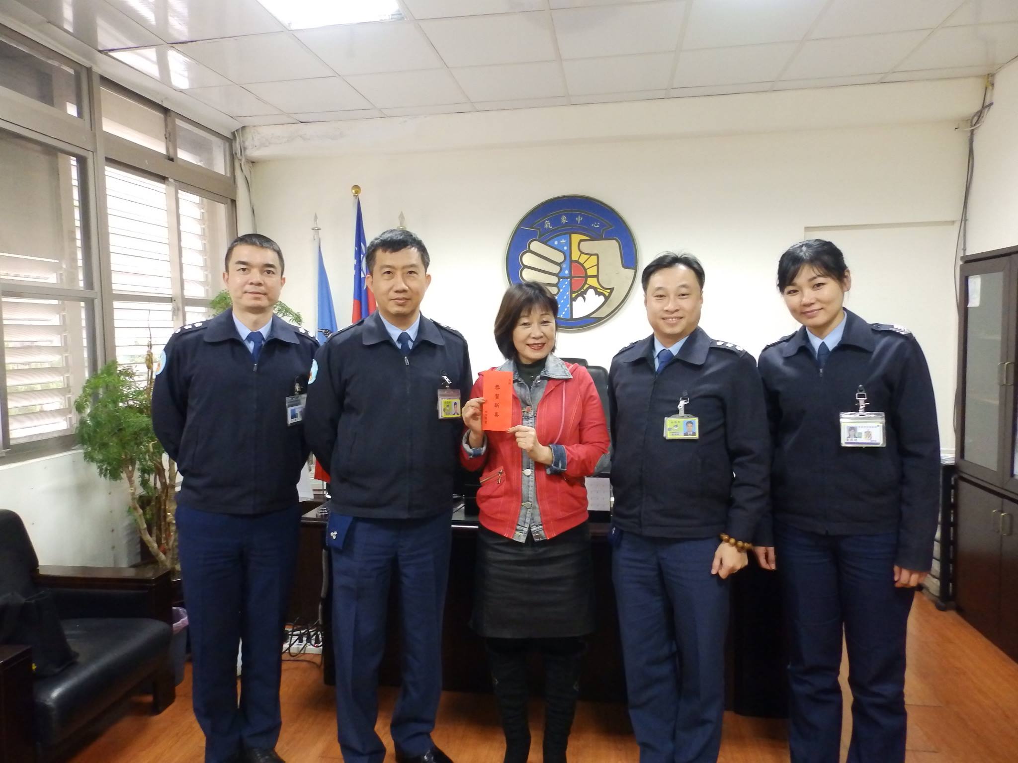 漢聲廣播電臺 - 春節將屆，空軍氣象聯隊長張上校為慰勉留守官兵之辛勞，特於今(13)日率政戰主任楊上校赴所屬氣象中心發...