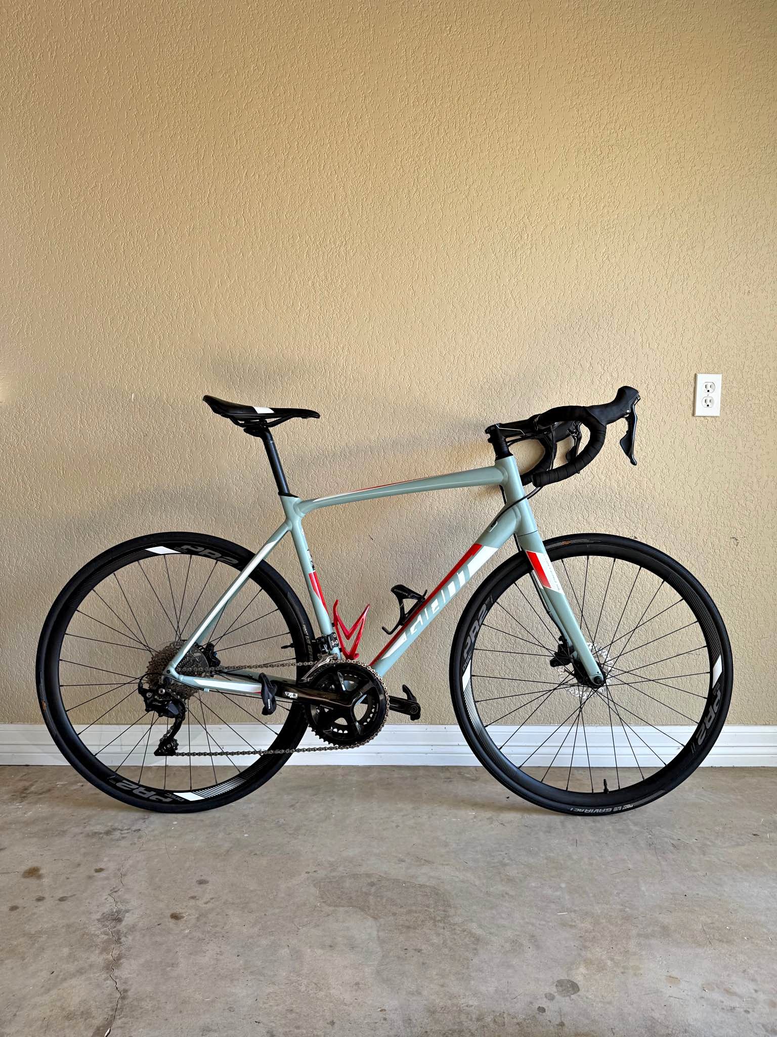 Giant Contend SL 1 Disc - (M/L) (56cm)- Shimano 105 - Excellent 