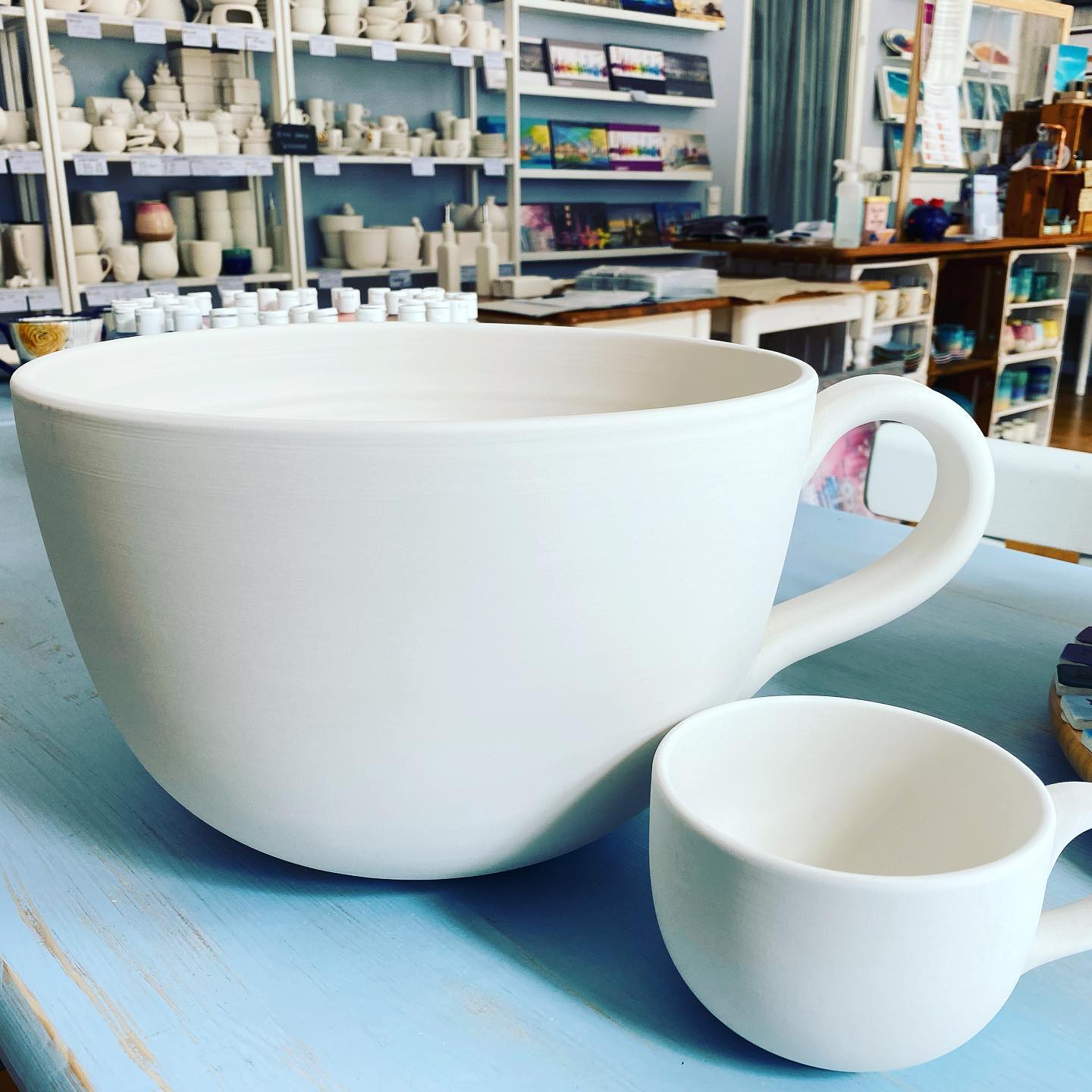 Diese wirklich extrem große Tasse ist noch nicht mal was für Kaffeejunkies… aber als Blumentopf für Haus und Terrasse bestimmt total witzig 😄 Oder als Deko in ein schönes Café? Die „Kleine“