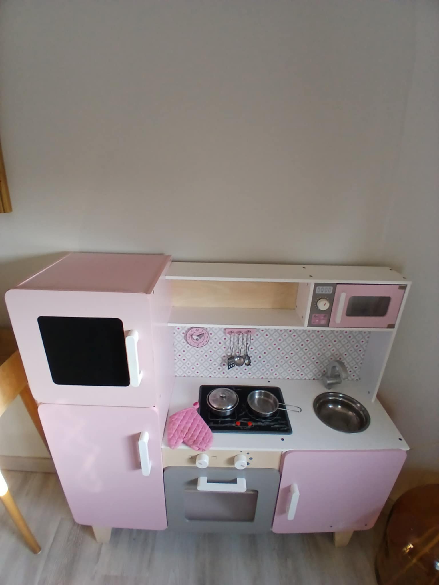 Janod Maxi Cuisine Macaron – Cuisine En Bois Avec Plaques Sonores Et LED – Frigo, Micro-ondes, Four – 15 Accessoires – Dès 3 Ans – Rose