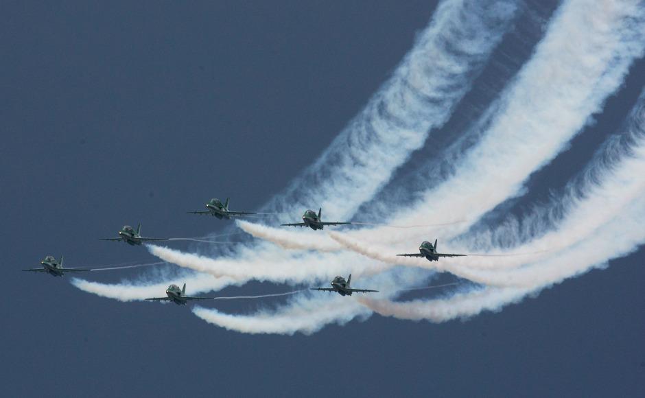 Let Me Entertain You - Pakistan air force (PAF) make a graceful air ...