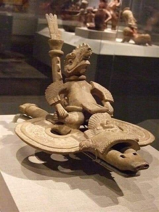 洋書 The Ancient Art of Colima, Mexico Ancient Colima ceramic sculpture of human figure with crocodilian