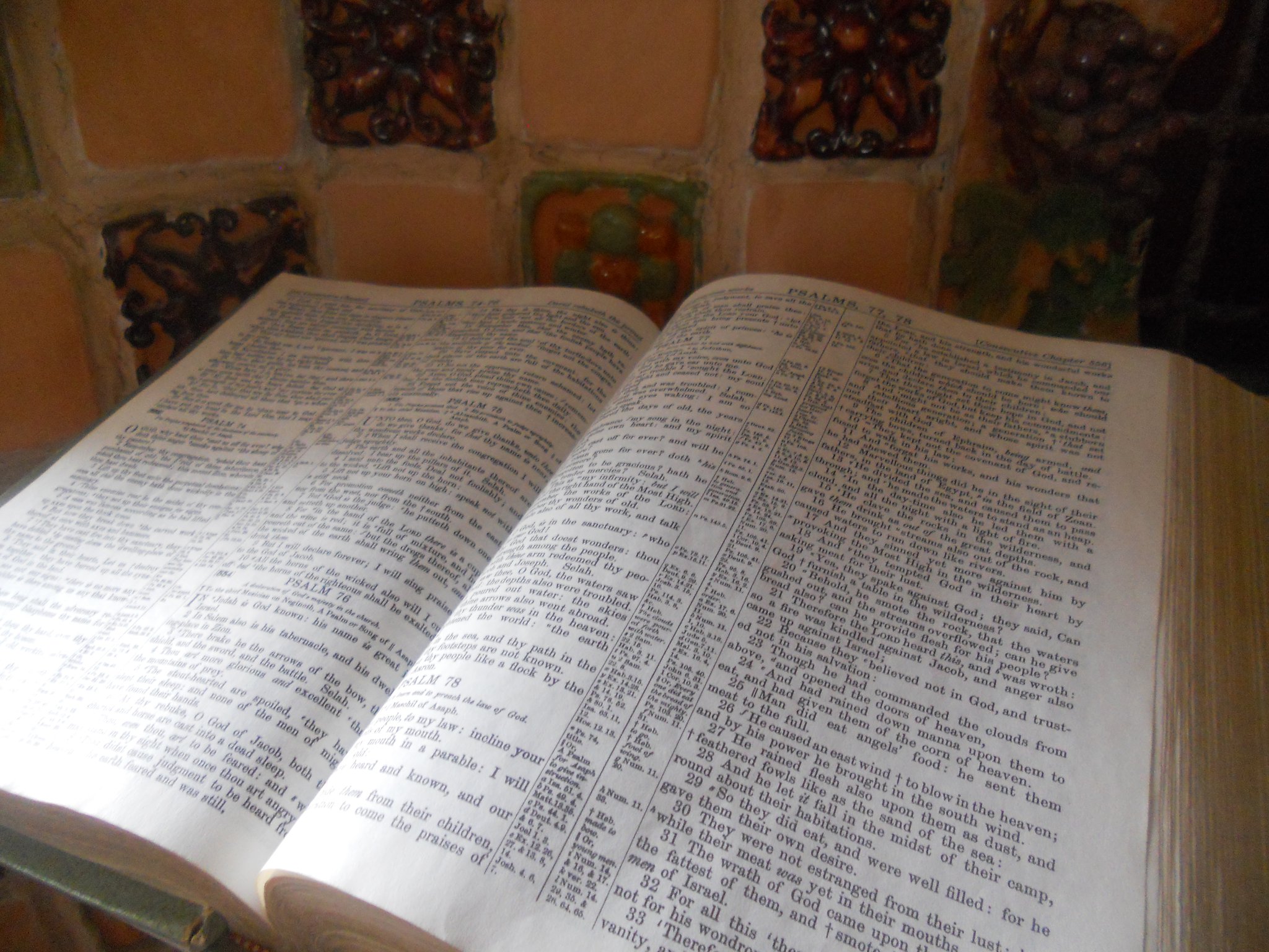 What are the key principles of textual analysis in biblical criticism?