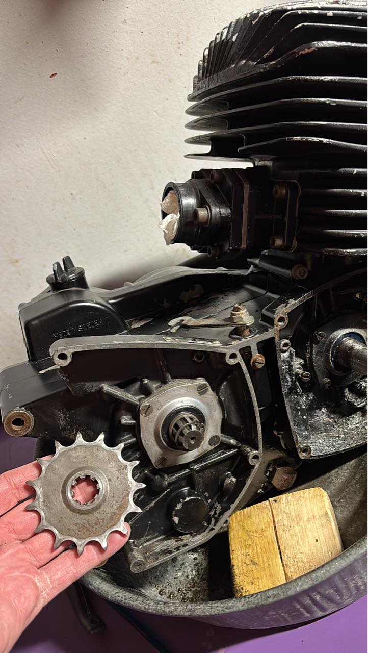 にく 15 tooth front chain wheel for 1979 390CR or WR