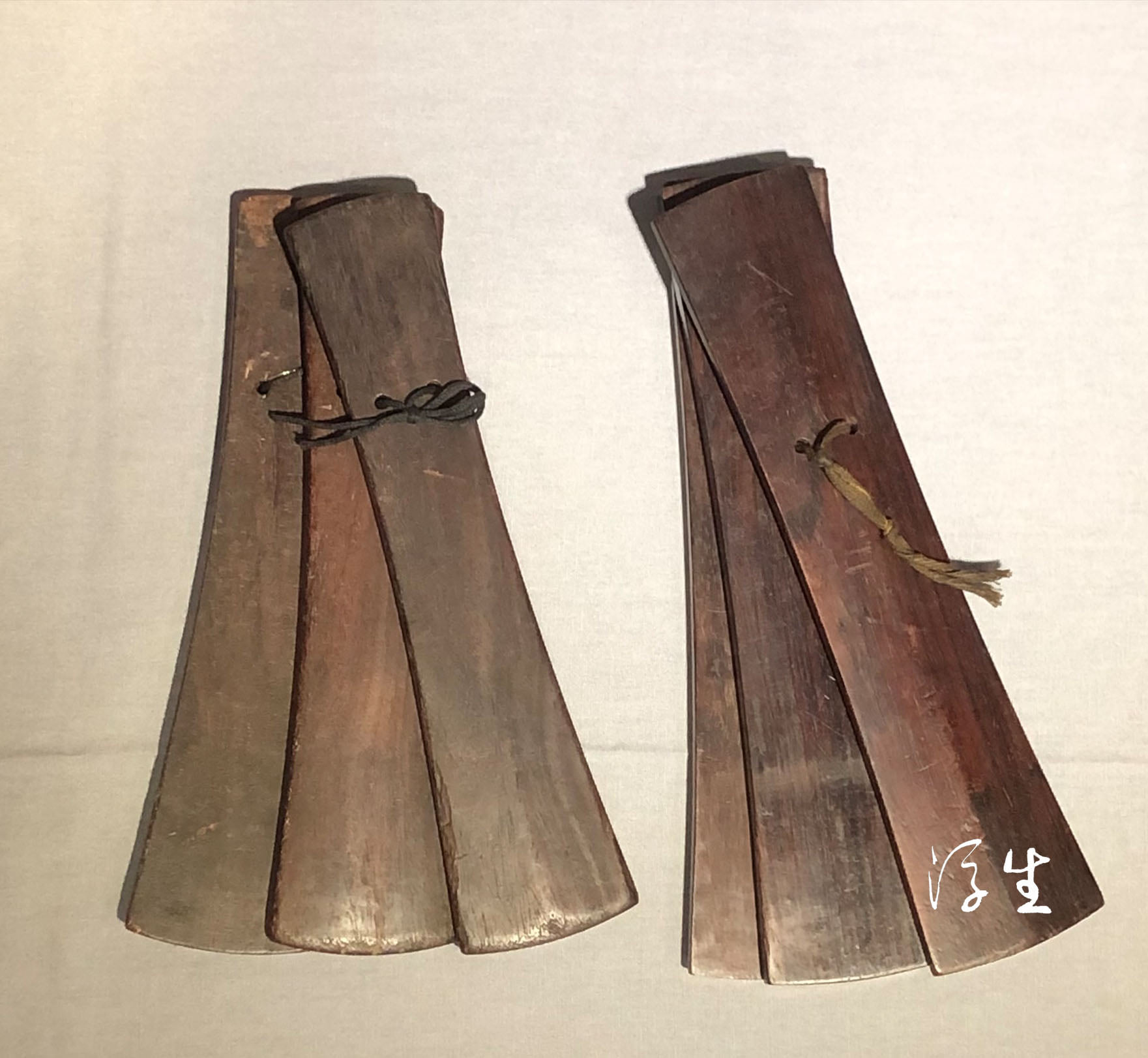 浮生文物藝術空間 - 👂淺談拍板🎵 照片中的樂器名為 #拍板，屬於中樂 #竹木類 #打擊樂器...