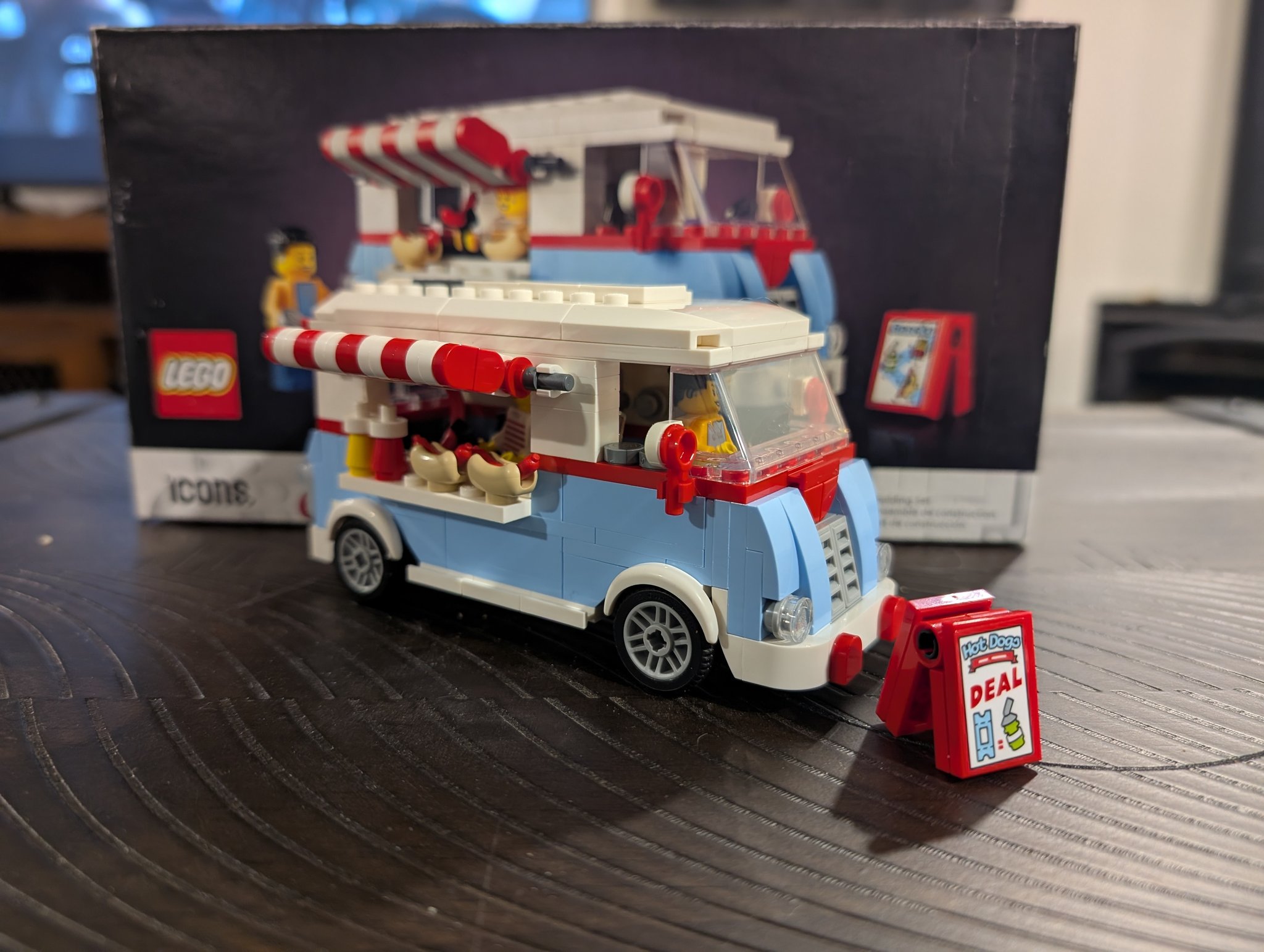 What is the LEGO store promotional set 40528?