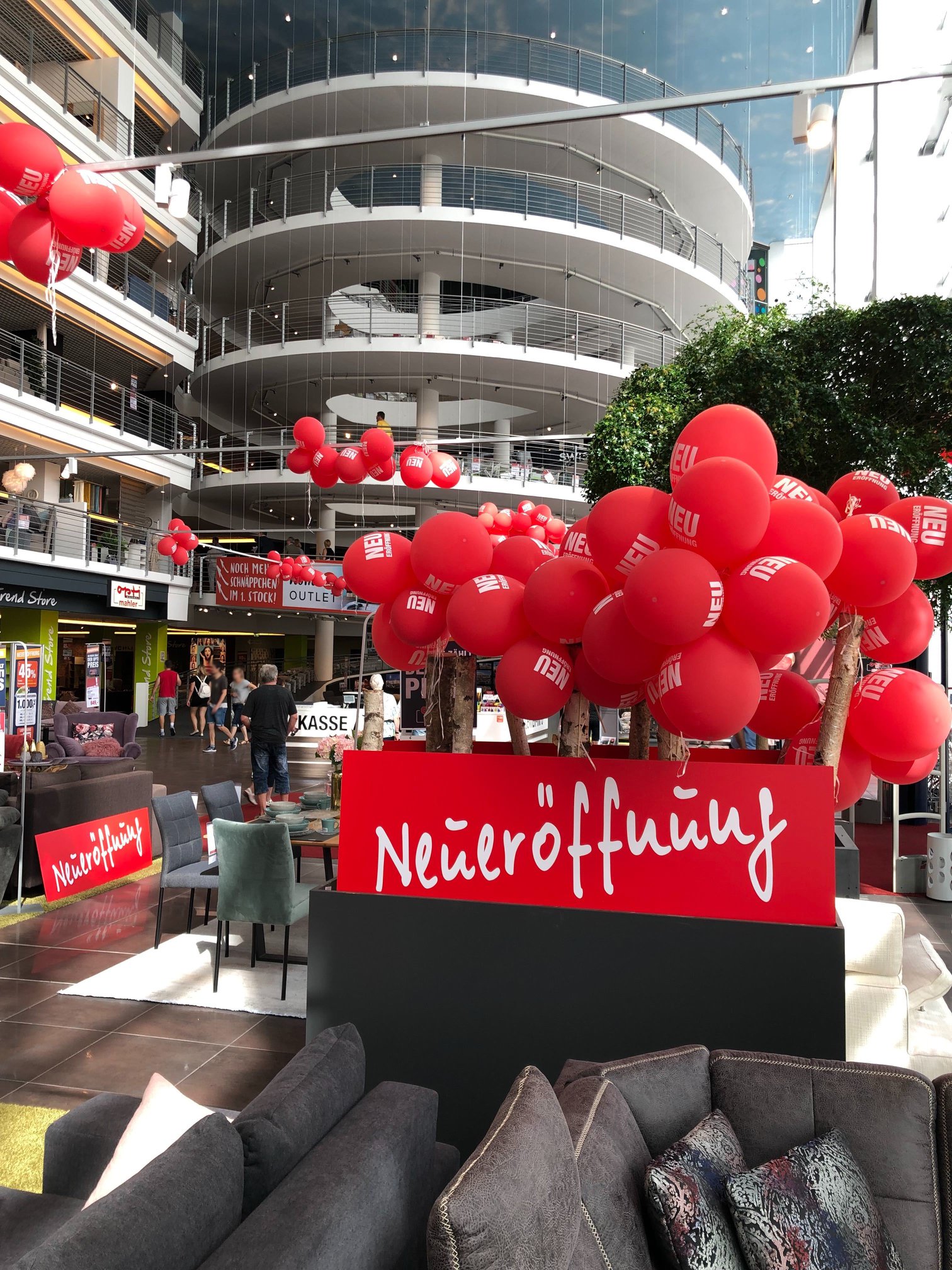 Das Band ist zerschnitten und unsere neue Filiale in Neu-Ulm ist offiziell eröffnet. 🎉🎉🎉 . . . #optiwohnwelt #neuulm #optipreis #bandschneiden #myhome #zuhause #eröffnung #shopopening #branch #filiale #opening #party #überraschungen #angebote