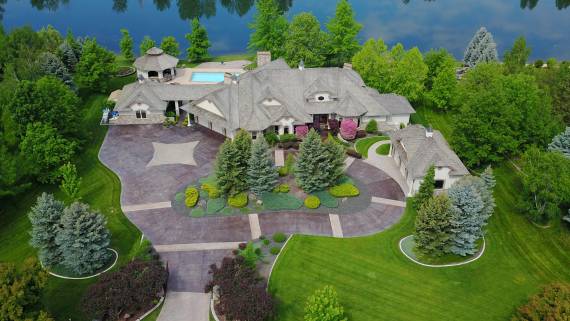 LandLeader - Enjoy your summer's at this Luxury waterfront...