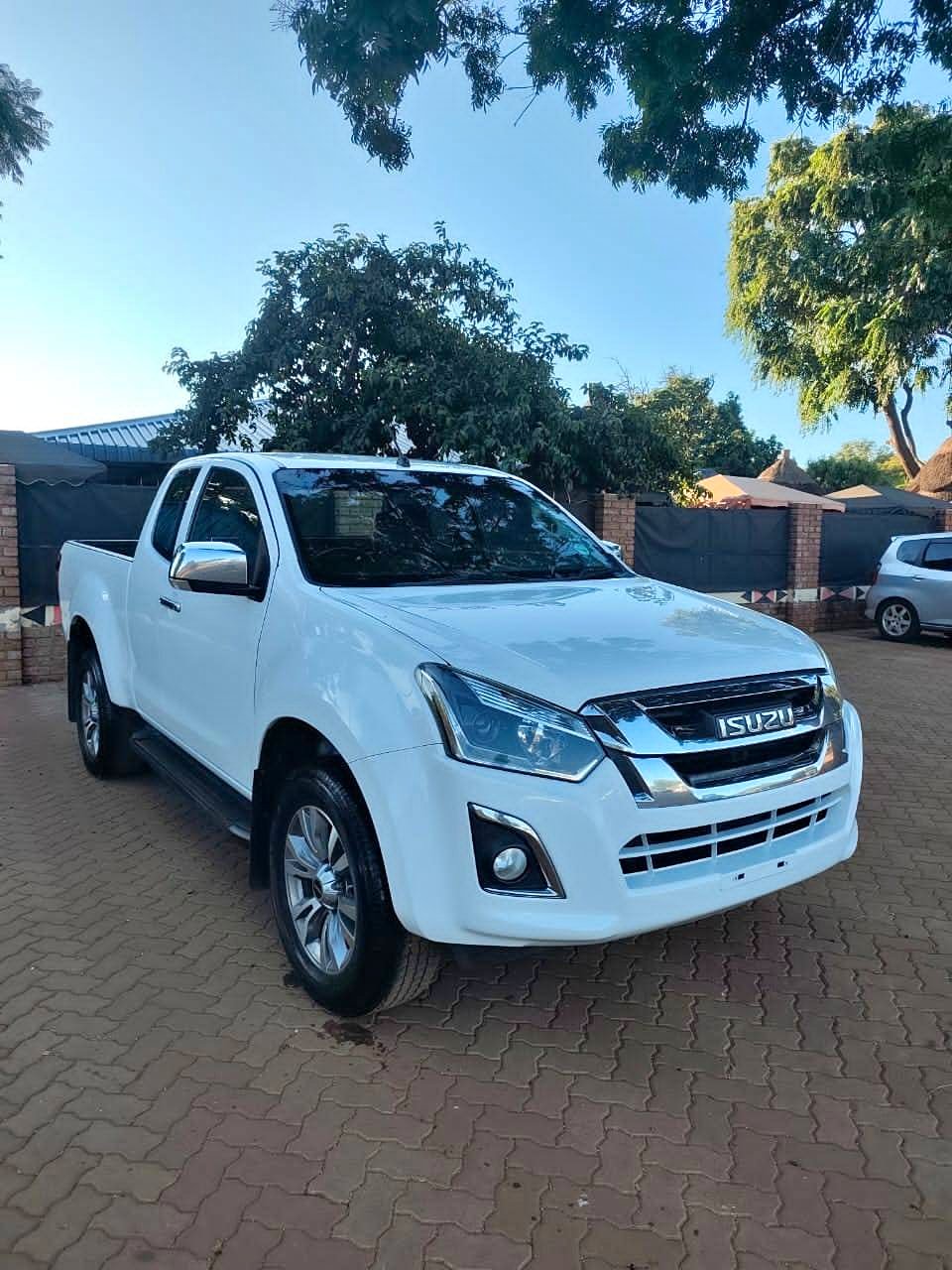 Isuzu KB300 LX(Automatic) 2017 - Cars & Trucks - Harare, Zimbabwe ...