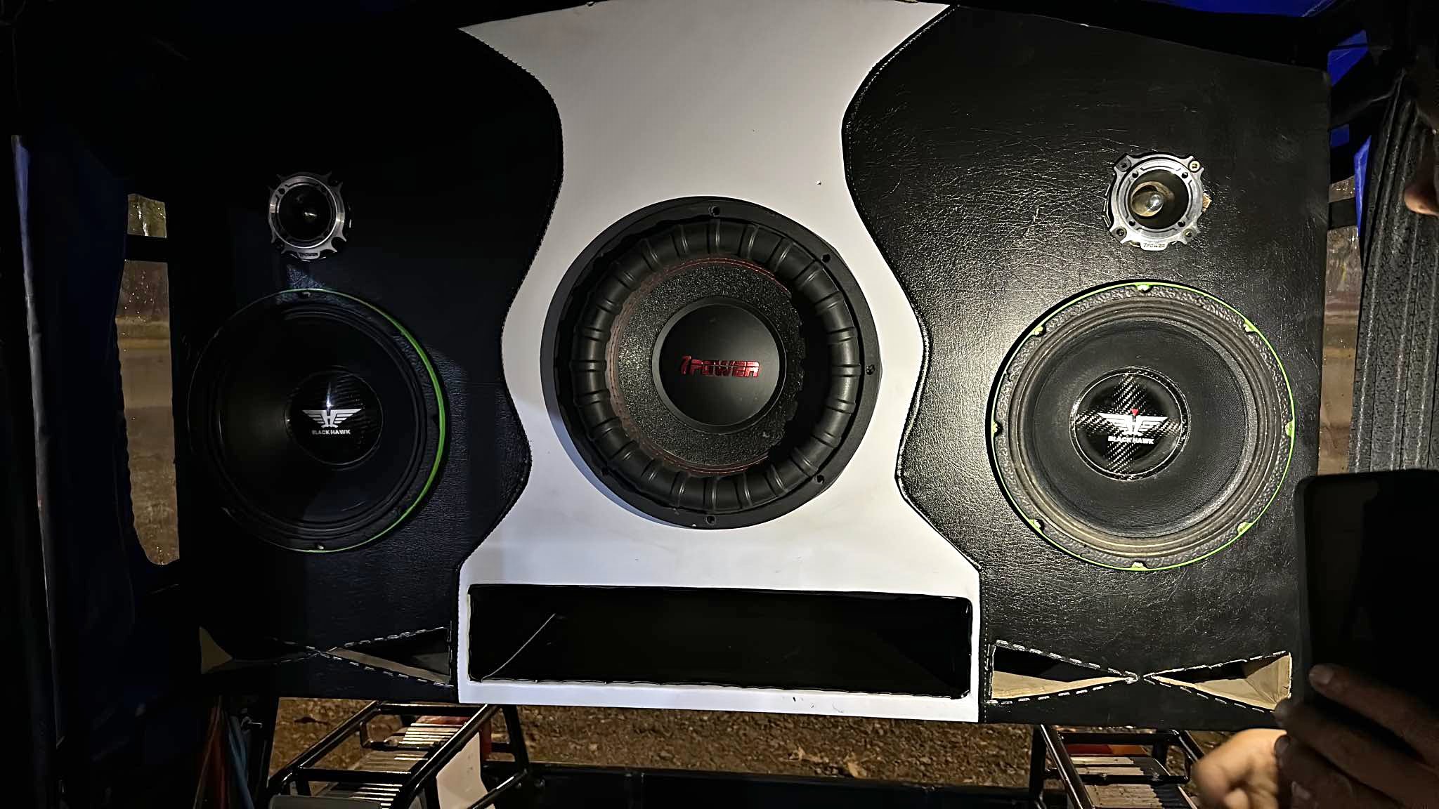 Un combo completo. Dos arrays de 10 pulgadas con agudo de 3 4500w Dos ...