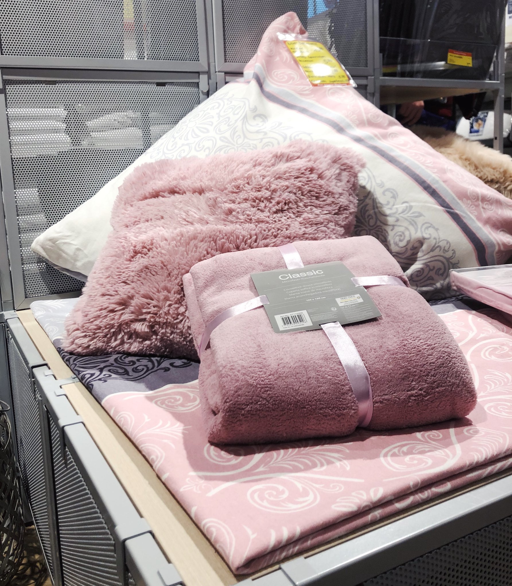 Es ist endlich soweit! Heute eröffnet das Dänische Bettenlager und wartet dazu noch mit einer tollen Aktion auf euch! 🙌 Also sichert euch eine der heißbegehrten Kuscheldecken. Die kann man bei diesen