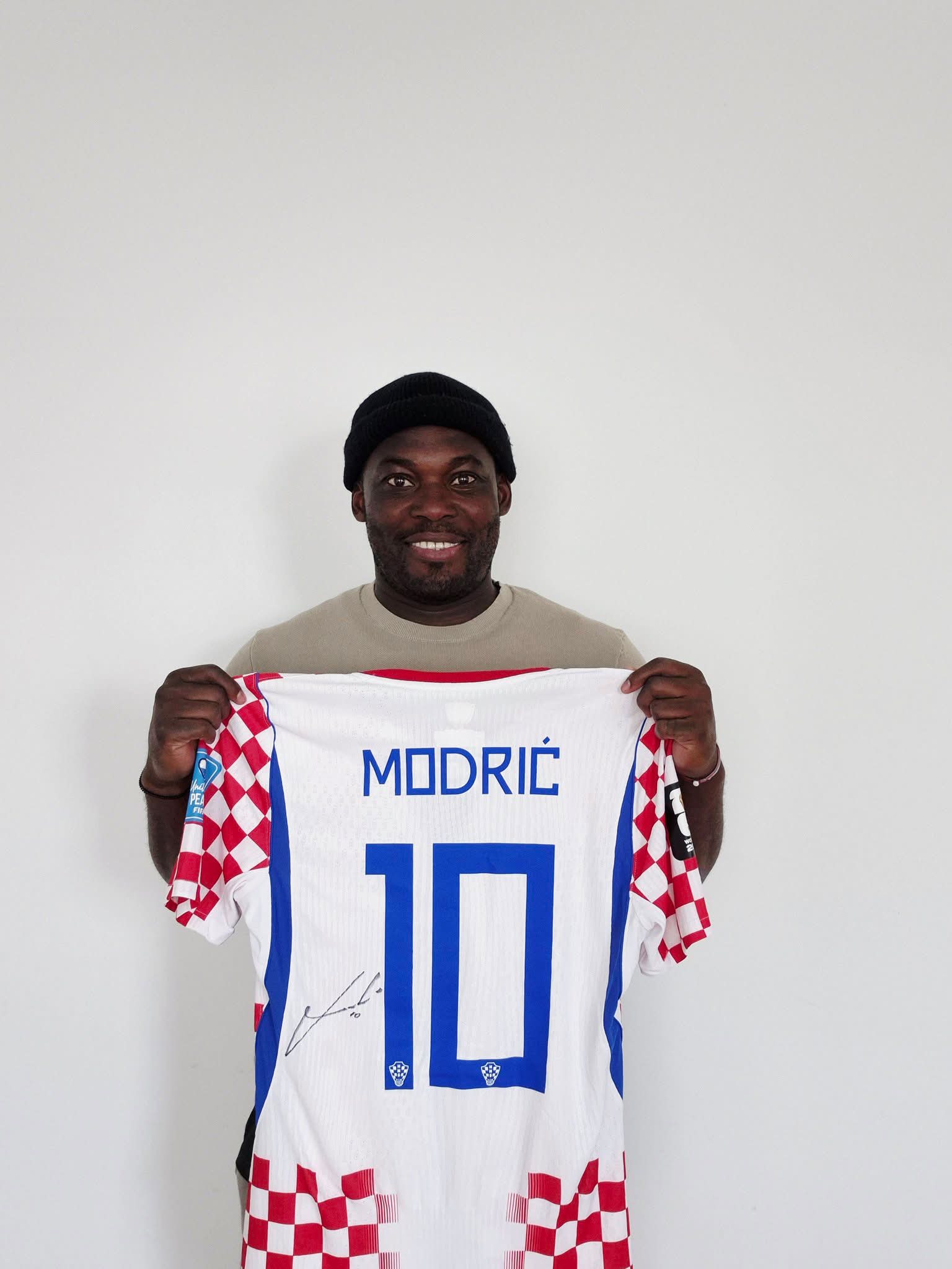 🇬🇭 Ghana legend Michael Essien got a signed jersey from Luka