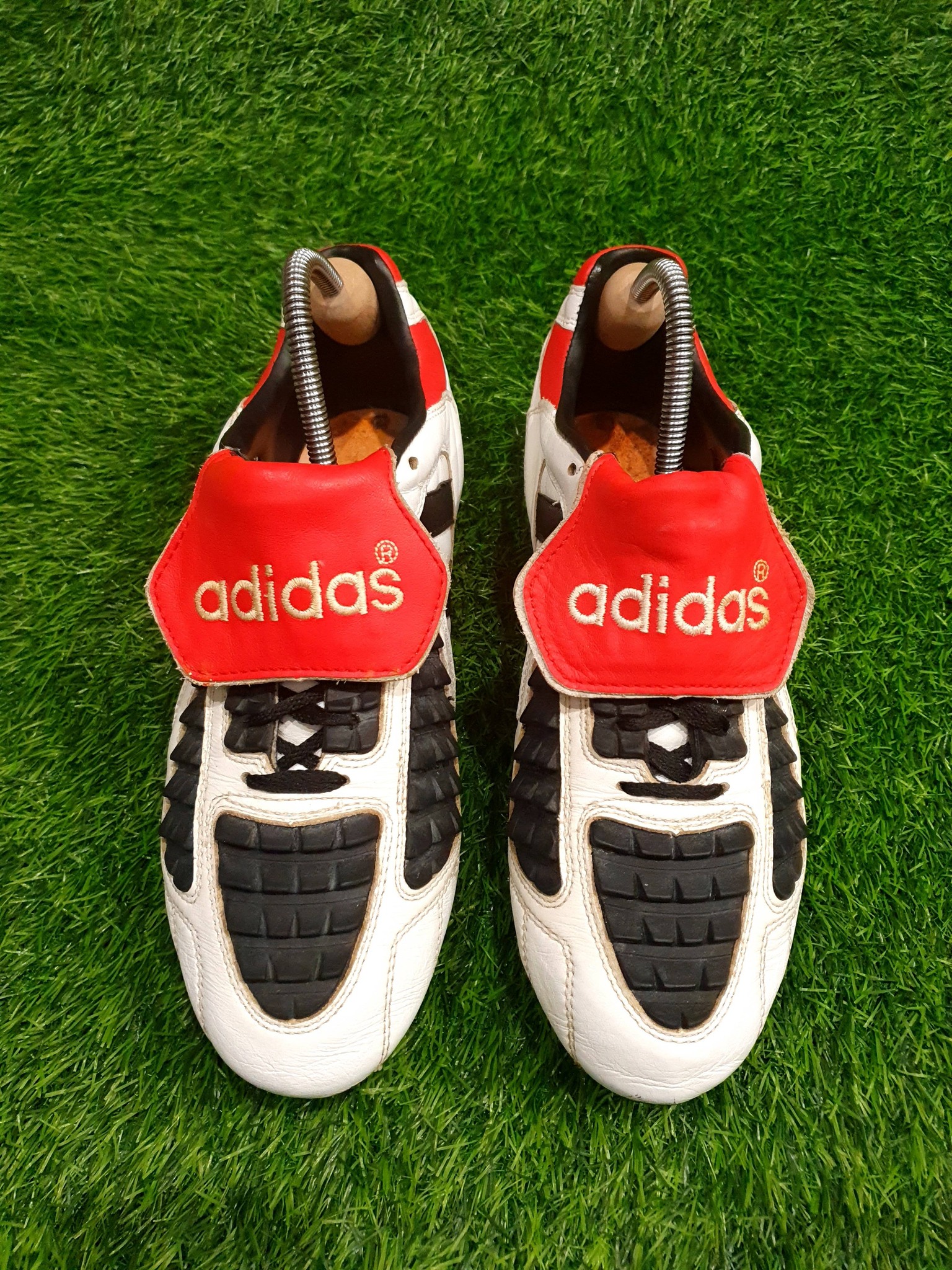 What model are these Adidas Predator shoes with rapier or touch