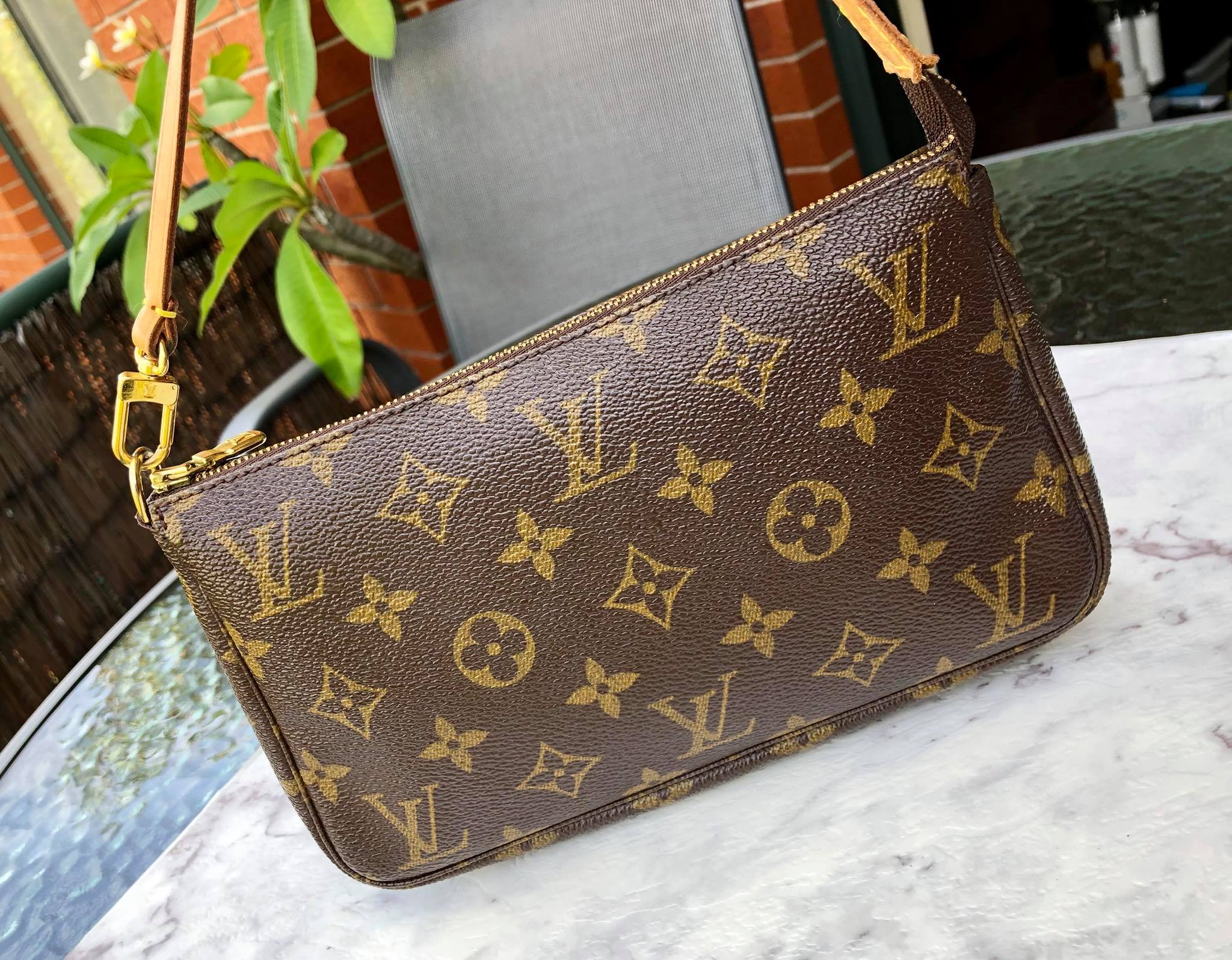LV LOVER BY P - Used LV Pochette ปี00 แคนวาสเงา ลายชัด... | Facebook