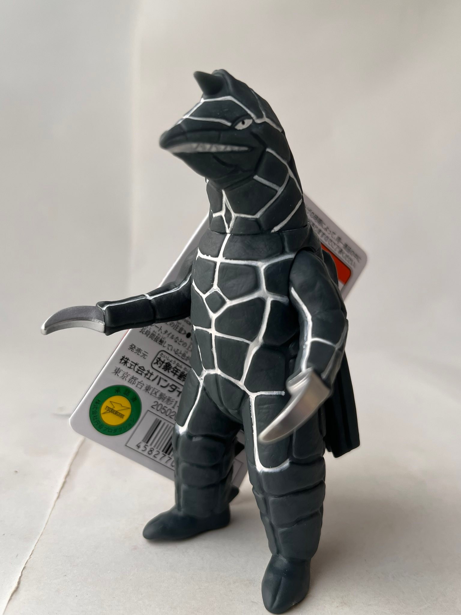 本日発売の彗星怪獣ドラコを買いました。 背中のビニール傘を刺した