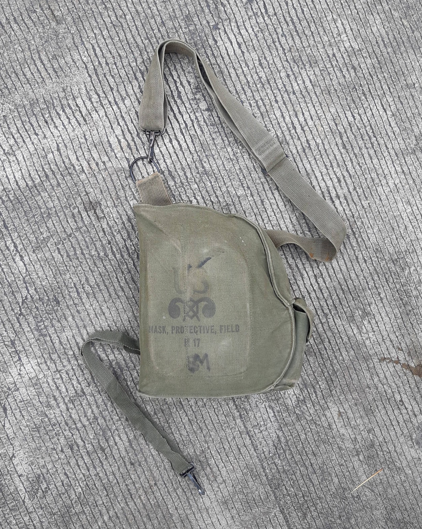 60s.​ US Army M17 Gas Mask Carrier Bag