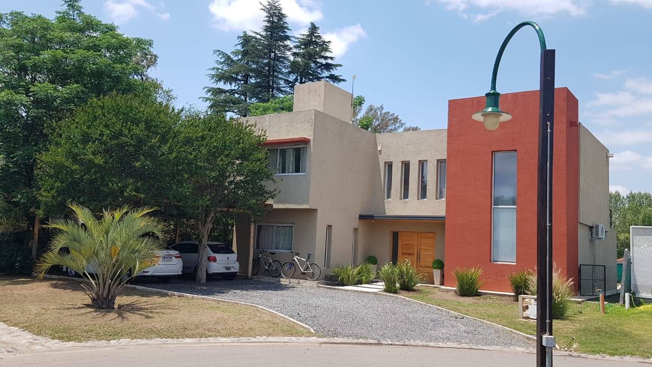 HERMOSA CASA FRENTE A CANCHA TALA... - Saltiva Propiedades | Facebook