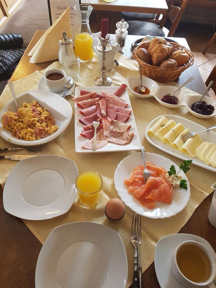 Frühstück für 2 Personen ☕️ 2 normale Brötchen, 2 Vollkornbrötchen, 1 Croissant 🥐 Honig, 2 verschiedene Marmeladen, Wurstplatte, Käseplatte, Räucherlachs, Rührei mit Speck oder ein gekochtes Ei 🥚 Zu jedem Frühstück ob