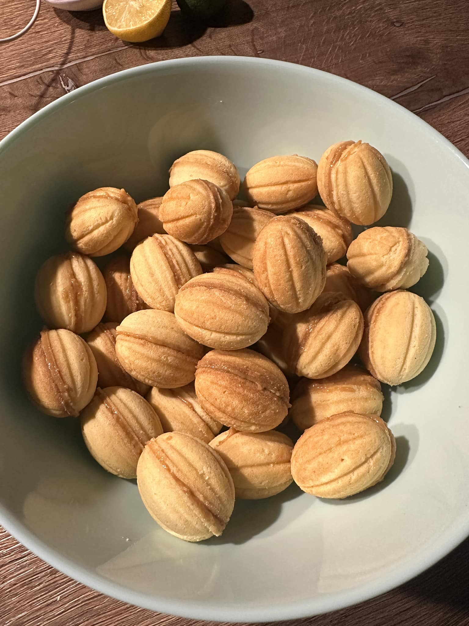 😋 Erstmal schön den Finger am Nusseisen verbrannt 😒 Hab für den Teig 250g Butter, 50g Zucker, Prise Salz, 2 Eier, 400g Mehl, 1TL Backpulver und Vanillezucker genommen. Die Füllung ist aus