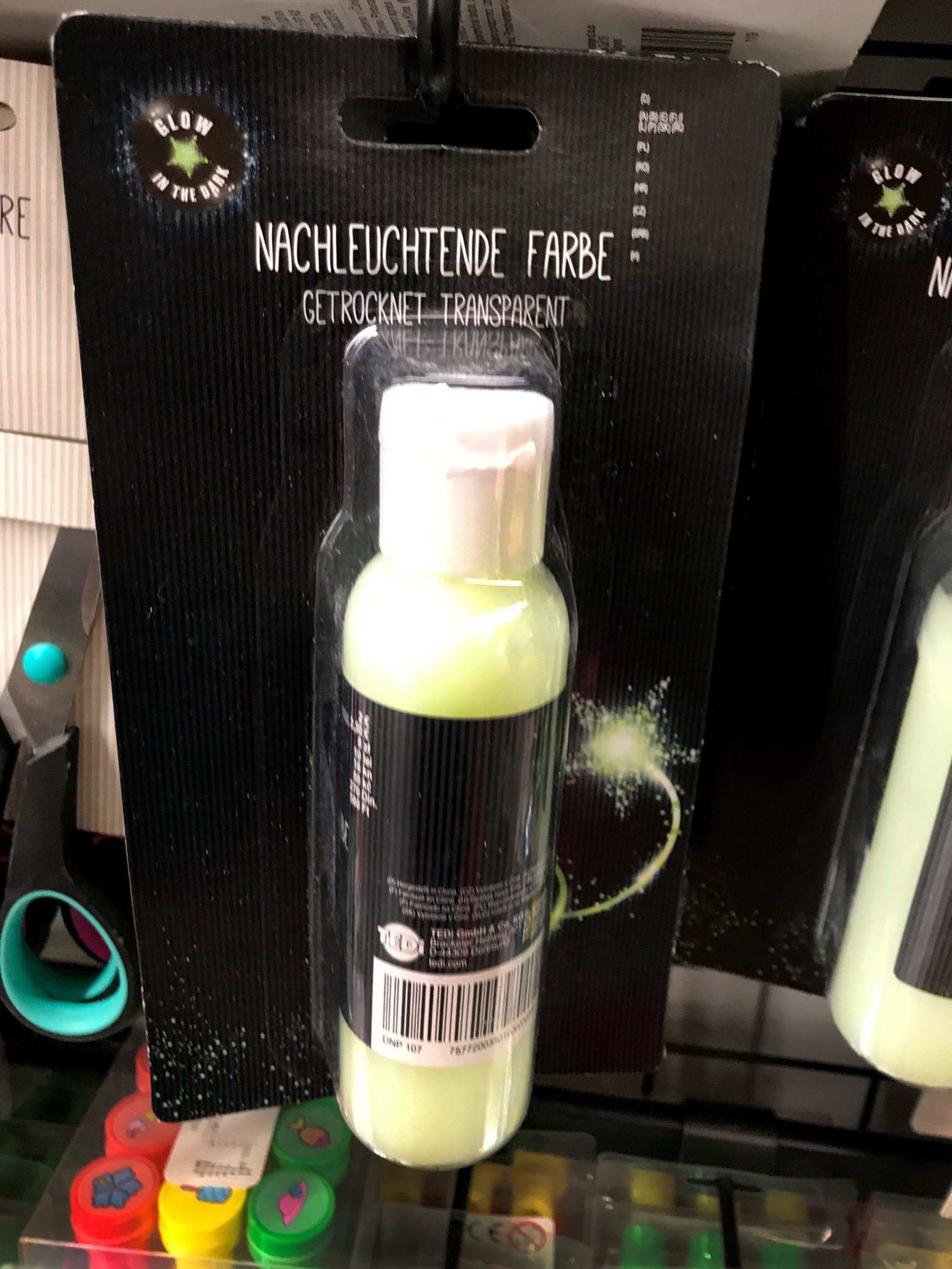 Für den richtigen Glow: Bei TEDi Deutschland haben wir diese Leuchtfarbe entdeckt. Damit kannst du jedes T-Shirt pimpen und bist der Hingucker auf der nächsten Party. 🌟