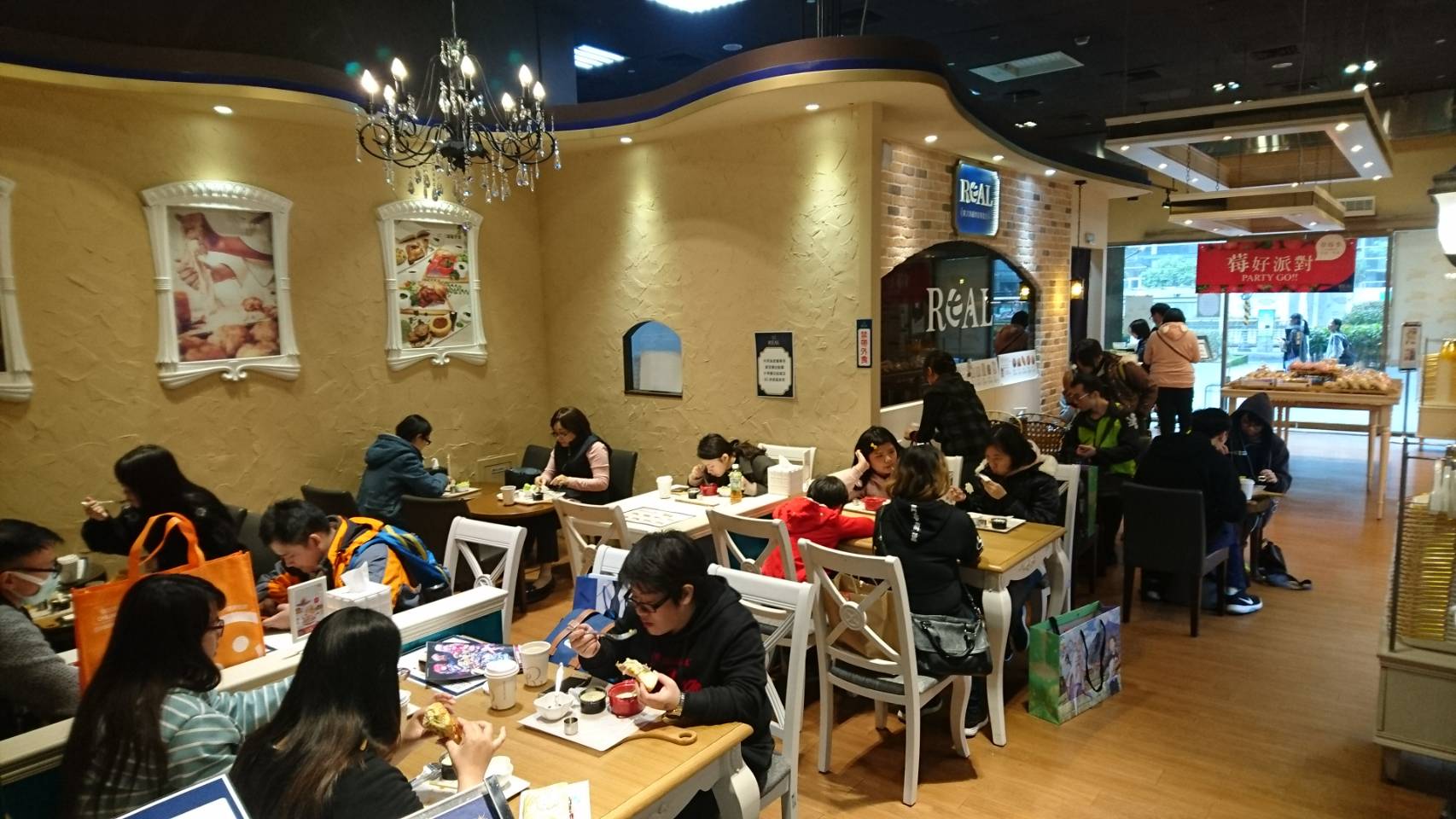 REAL 真‧烘焙坊 - 🎊WOW~客滿啦! 北市南港 今天是動漫展的第一天，人潮超Over!... | Facebook