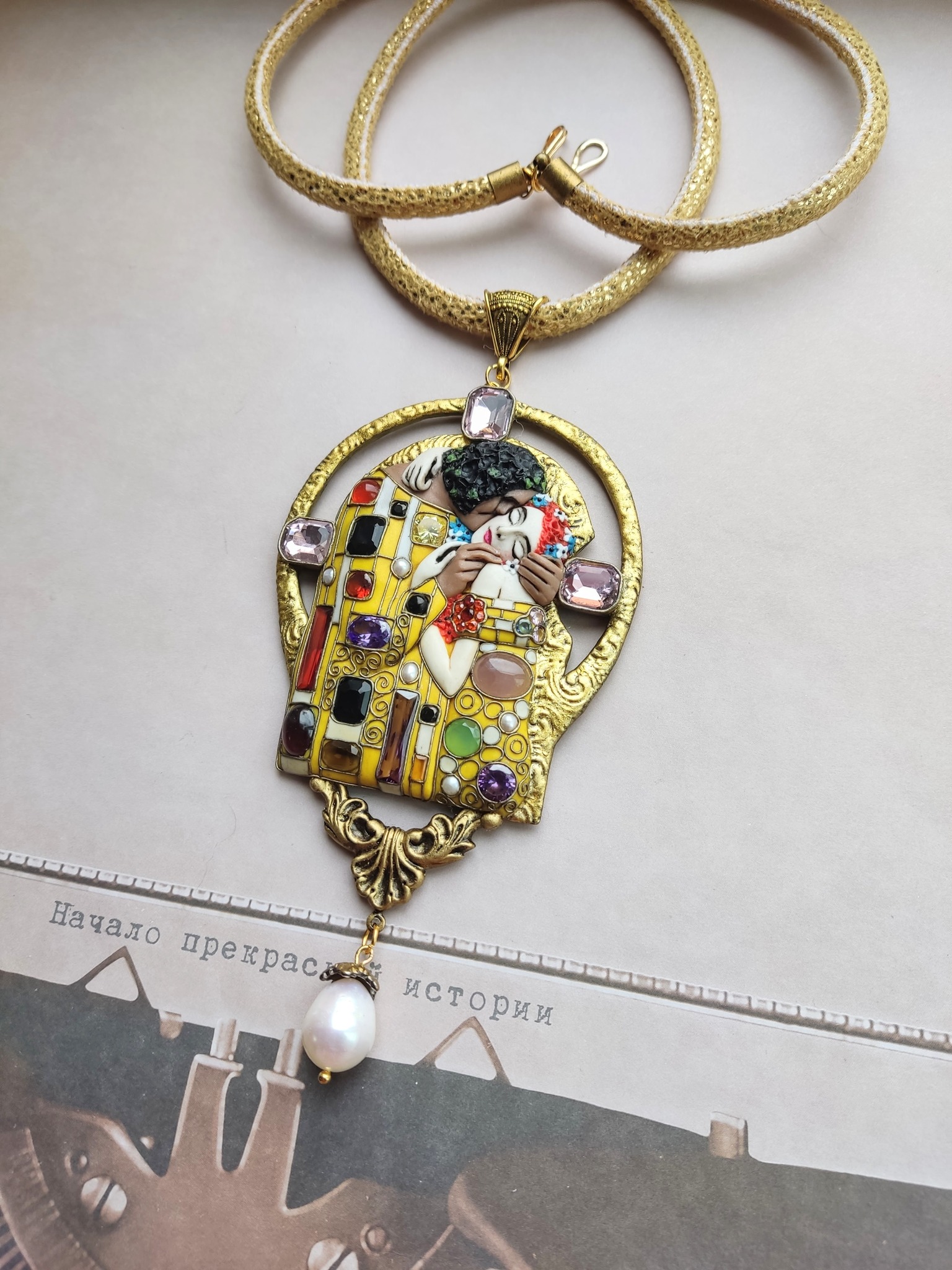 Collier Pendentif Cabochon 'Le Baiser' De Klimt - Doré Et Argenté - Longueur Réglable