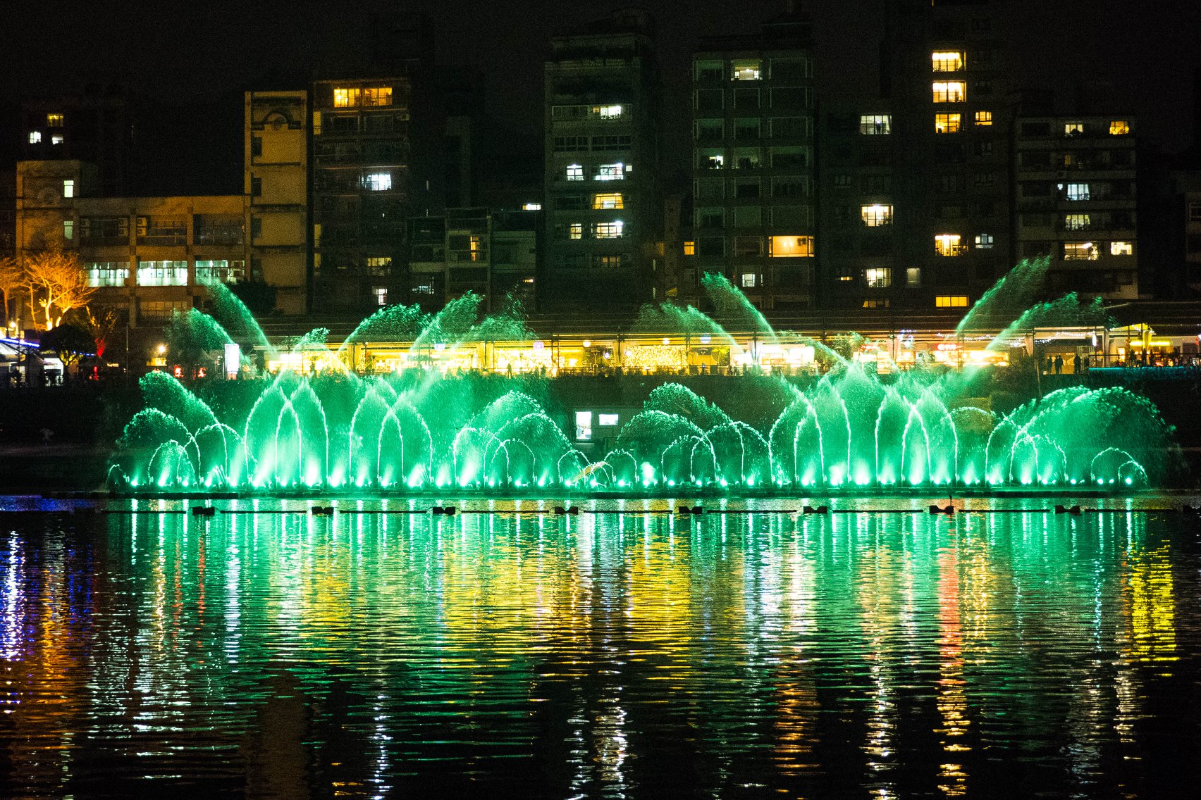 五顏六色以水描繪出的圖形在新店碧潭水面上起舞🌊 🌈碧潭水舞光影秀