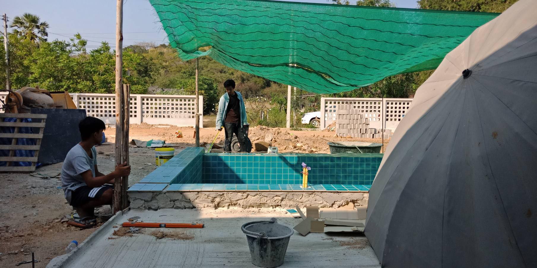 งานทำสระว่ายน้ำ ปูด้วยกระเบื้องดินเผา ที่หาดสามร้อยยอด แบบเกลือ ระบบน้ำ ...