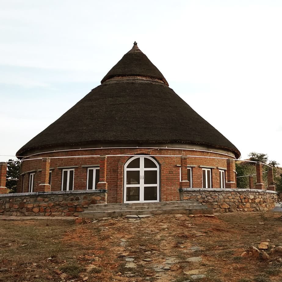 Un edificio singular con forma... - ConstruyeDiferente