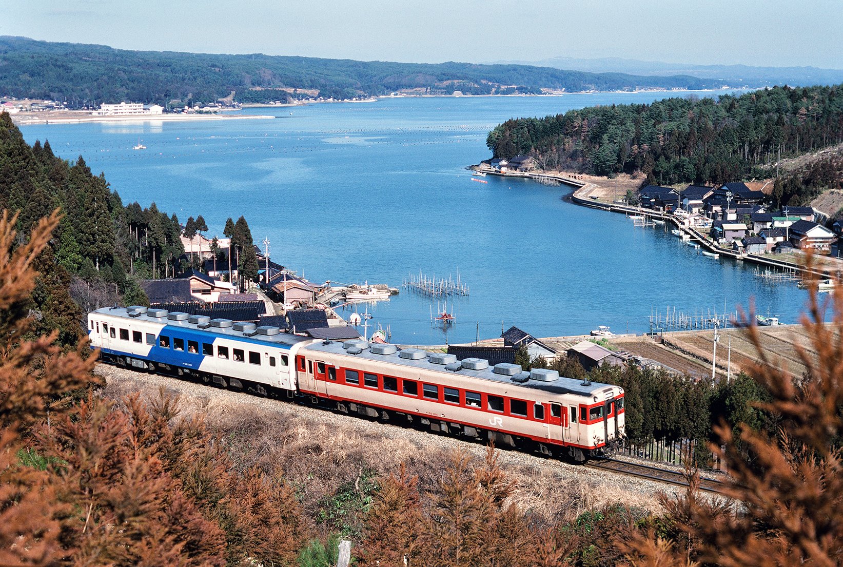のと鉄道写真集 - のと鉄沿線で、私の大好きな車窓風景のひとつが、能登中島～西岸で深浦集落を見下ろす場所です（写真集『... | Facebook