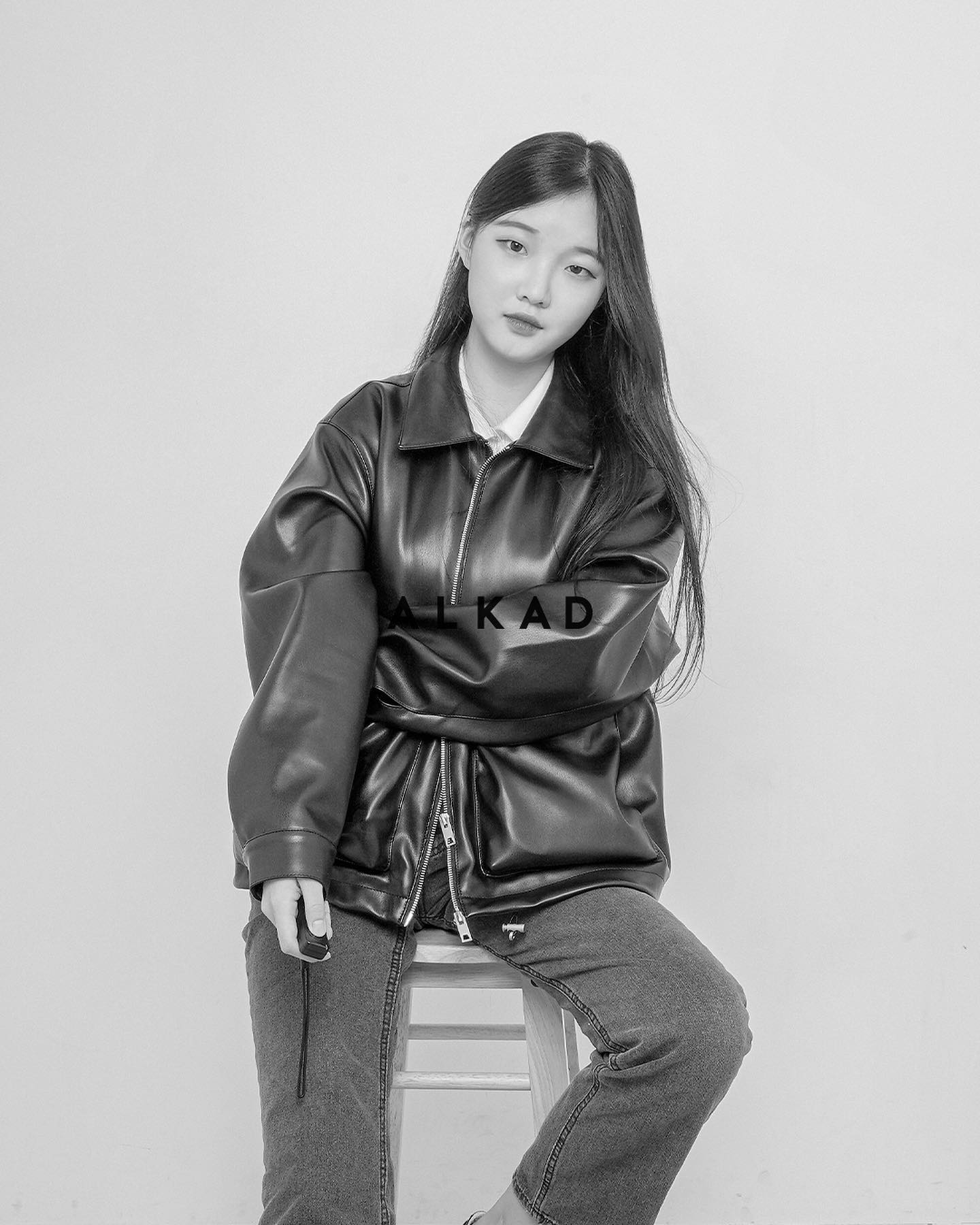 Alkad Studio - 혼자서 완성한, 자연스럽고 시크한 셀프화보! #셀프화보 #프라이빗셀프사진관... | Facebook