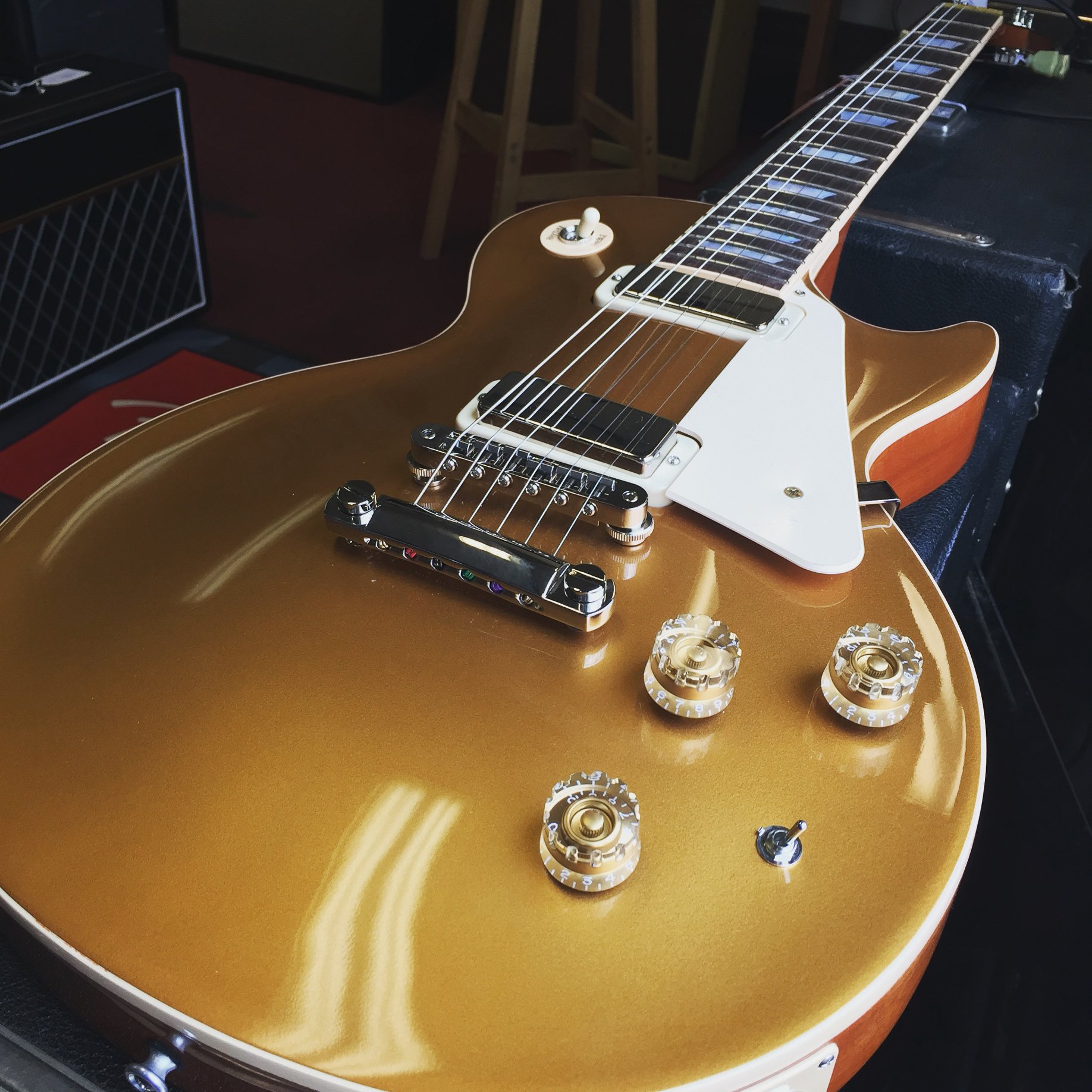 A lovely golden Gibson, this Les Paul Deluxe 2015 features a maple