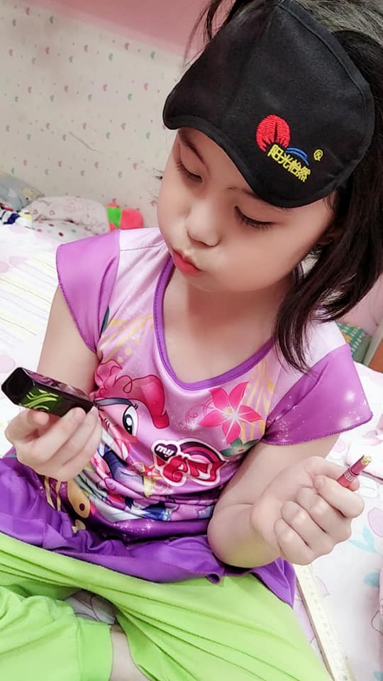 红樱桃健康唇膏 - 晚安叔叔，阿姨~😘 😘 😘 今天换我家大千金代言晚安~😜