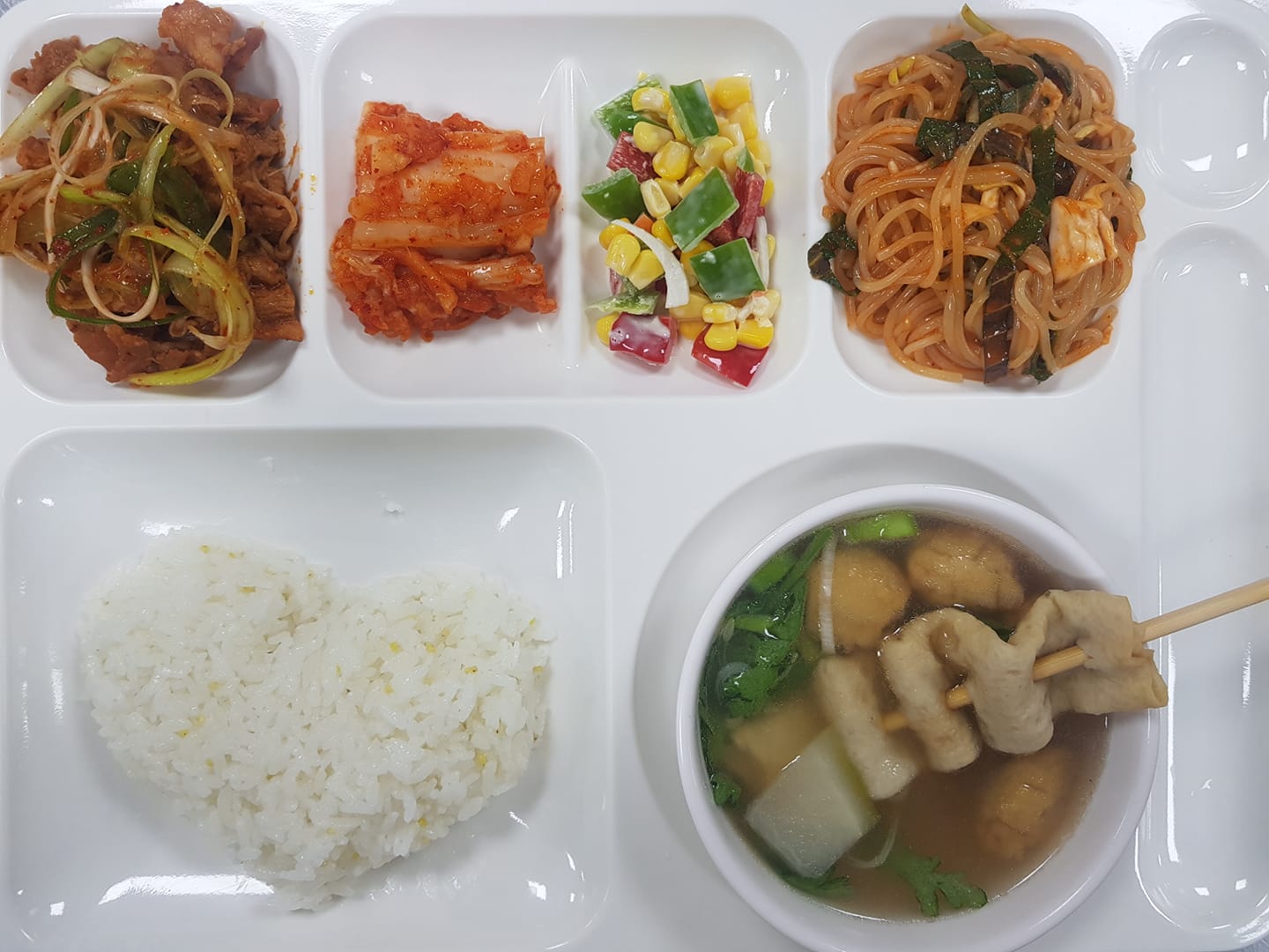 티엘비유글로벌학교 - [19.04.24 중식] 기장밥/꼬치어묵국/고추장불고기&파채/쫄면채소무침/콘슬로우/김치 | Facebook