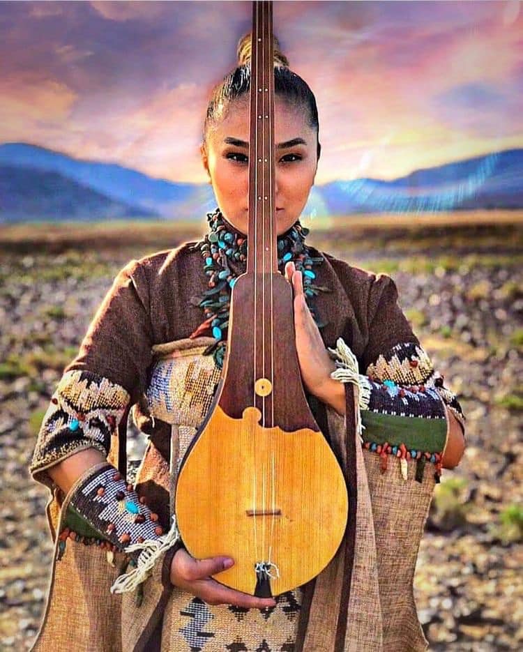 El Komuz es el instrumento nacional... - Casa de Asia Central