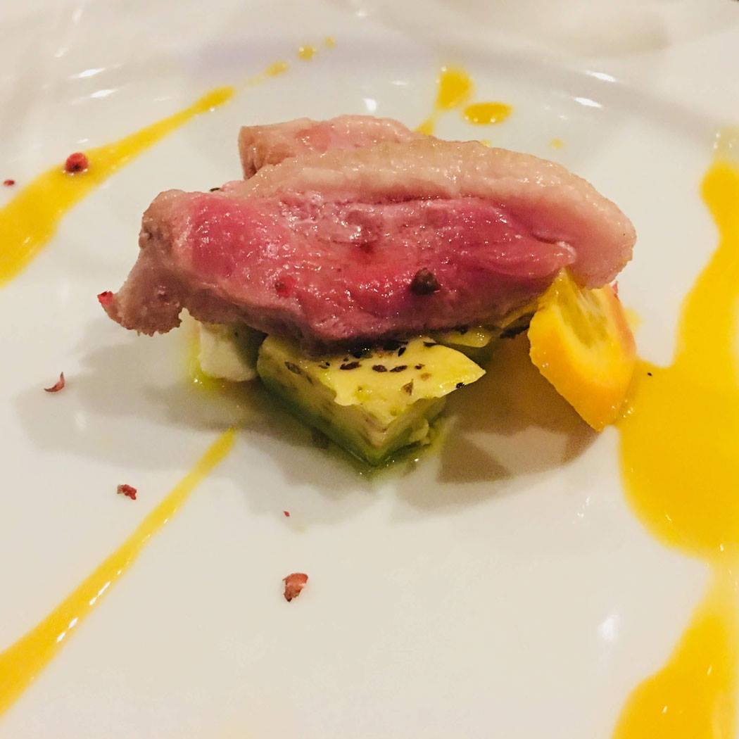 ニュージーランド産プレミアムアボカド 鴨の燻製 日本でもイタリアでも古くから食べている鴨 伝統的なオレンジソースに イタリアの保存方法 オイル漬けのアボカドを添えました アボカドの欠点でもある変色をイタリア流でいつまでもフレッシュに