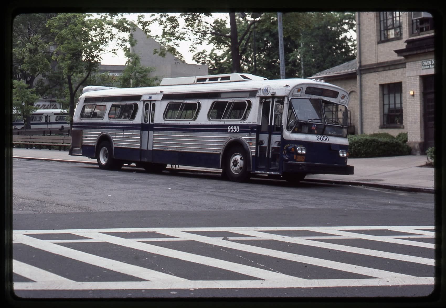 New look bus 9050 at westchester square | New York City, NY