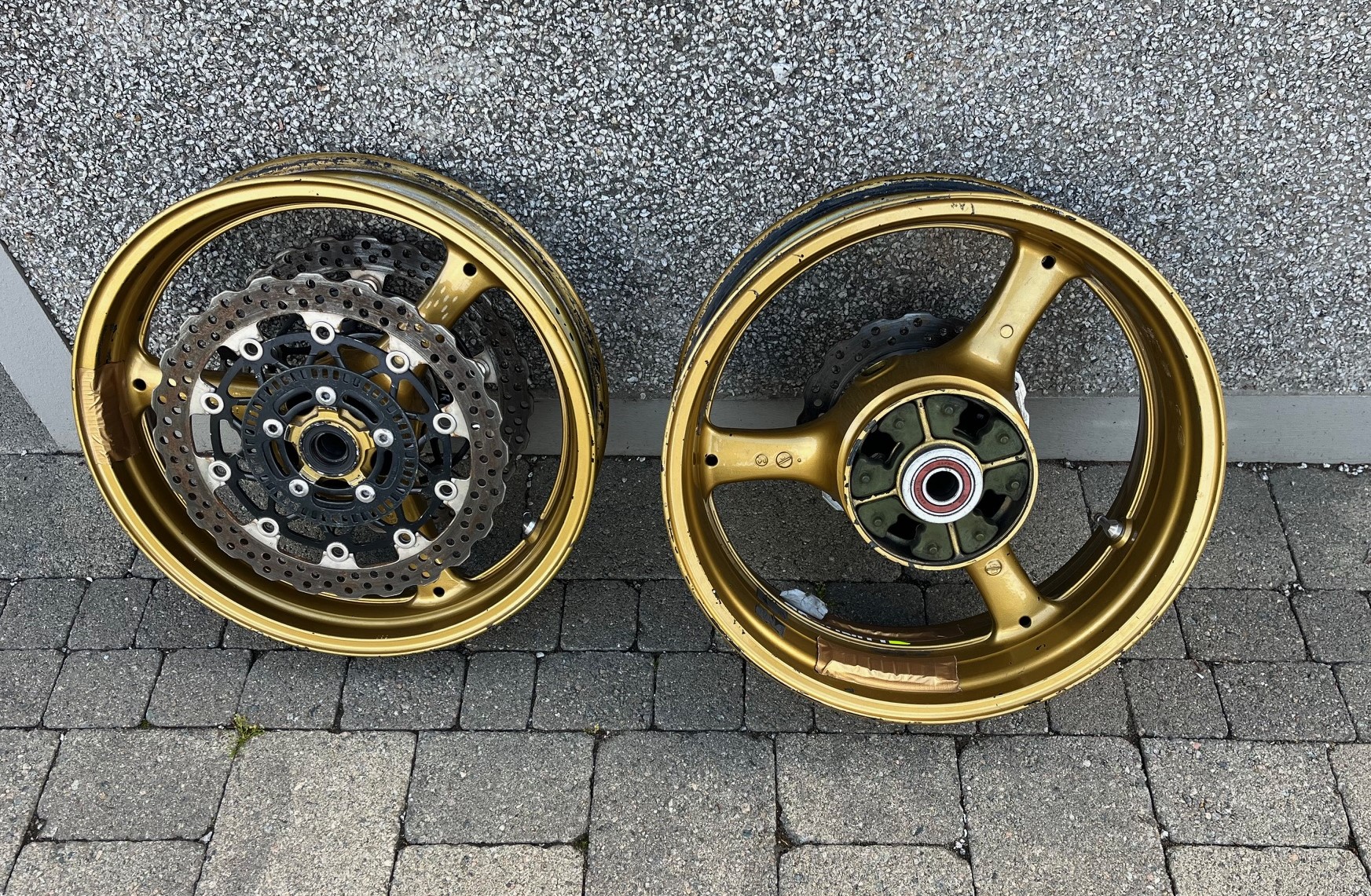 オーダー専用 2 pairs of kawasaki zx10r wheels for sale, black ones are gen 5