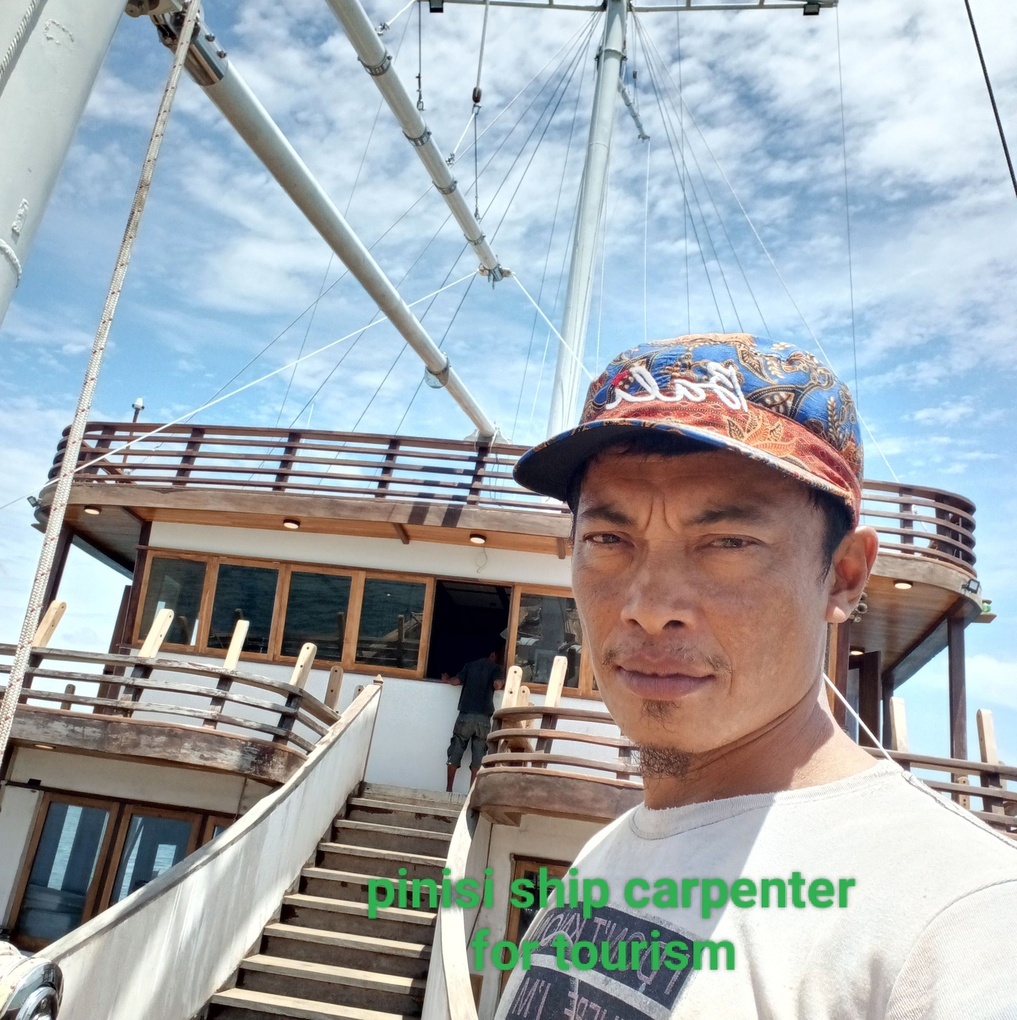 Leaning the pontoon on the tour boat #sailboat #yacht #barcos ...