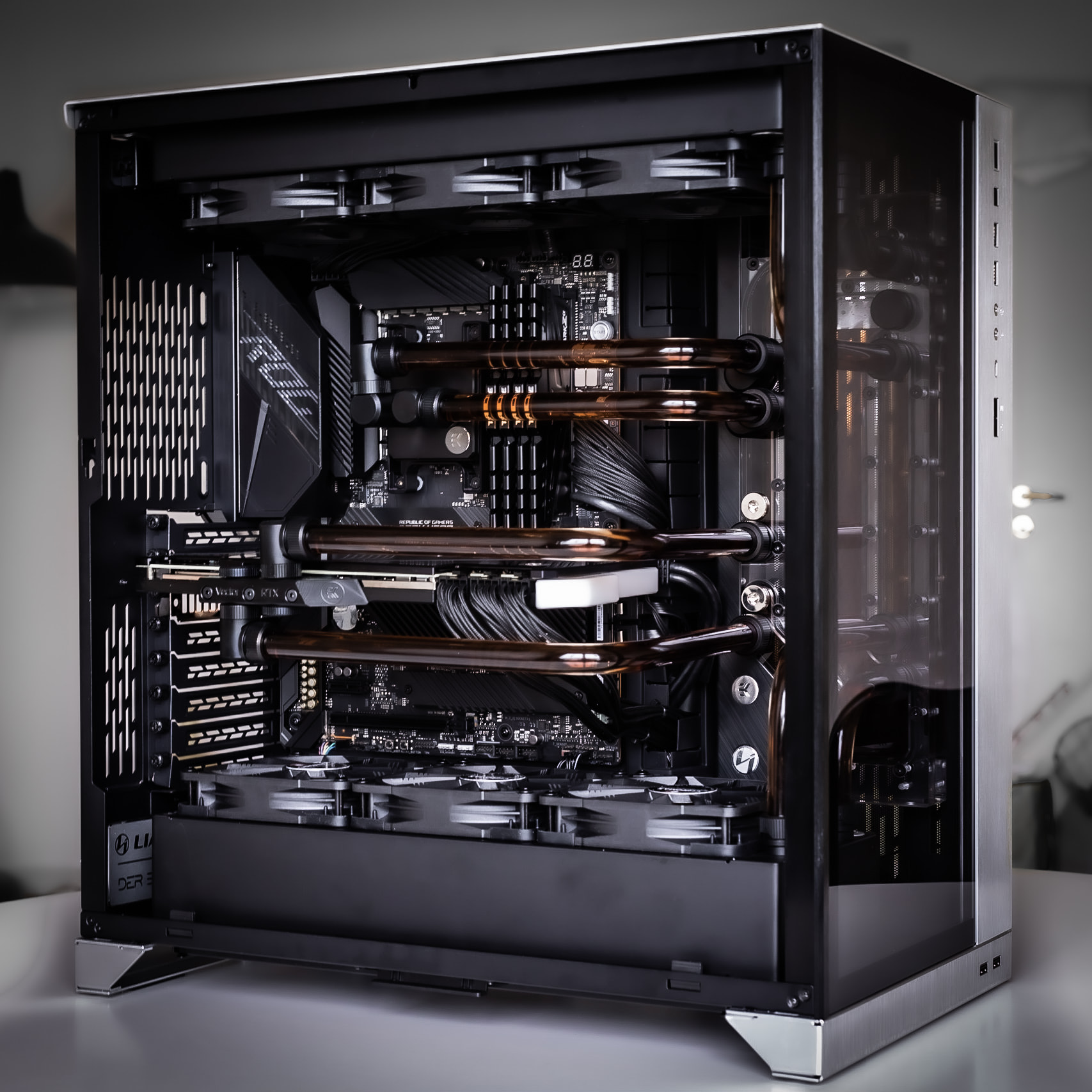Lian Li HQ - Zero RGB, coca cola cooled build in the O11D...