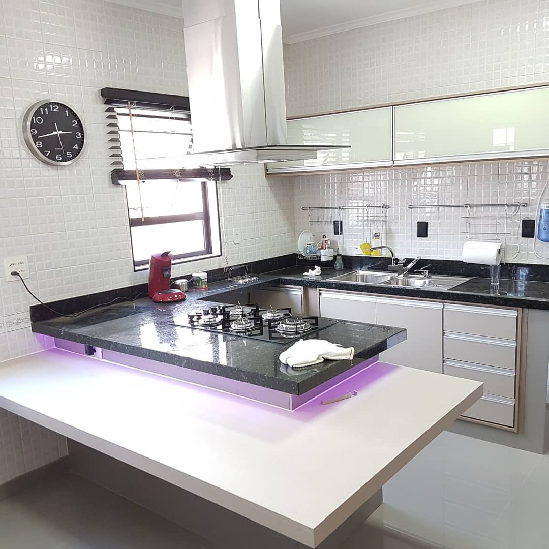 Woodwork Móveis - Cozinha com bancada em "L" Portas:... | Facebook