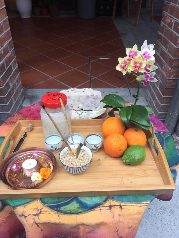 草御殿ivy Palace 鮮花素果 米 蘿蔔糕 米酒 蠟燭火與水 音樂筆 初四開工拜拜準備中 Facebook