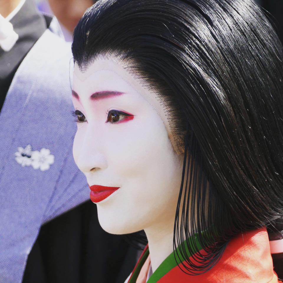 BRAVO - 季節を少し先取る柄をまとうのが粋とされる芸舞妓さんのお