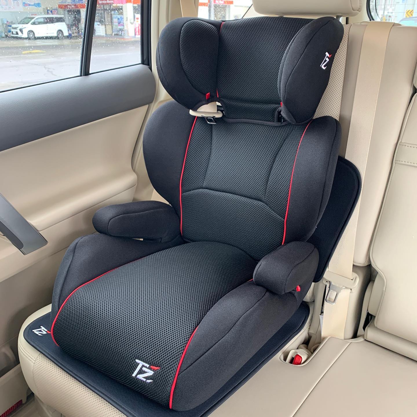 トヨタ取扱のTZ用品のチャイルドシートとジュニアシートをお子様とご 